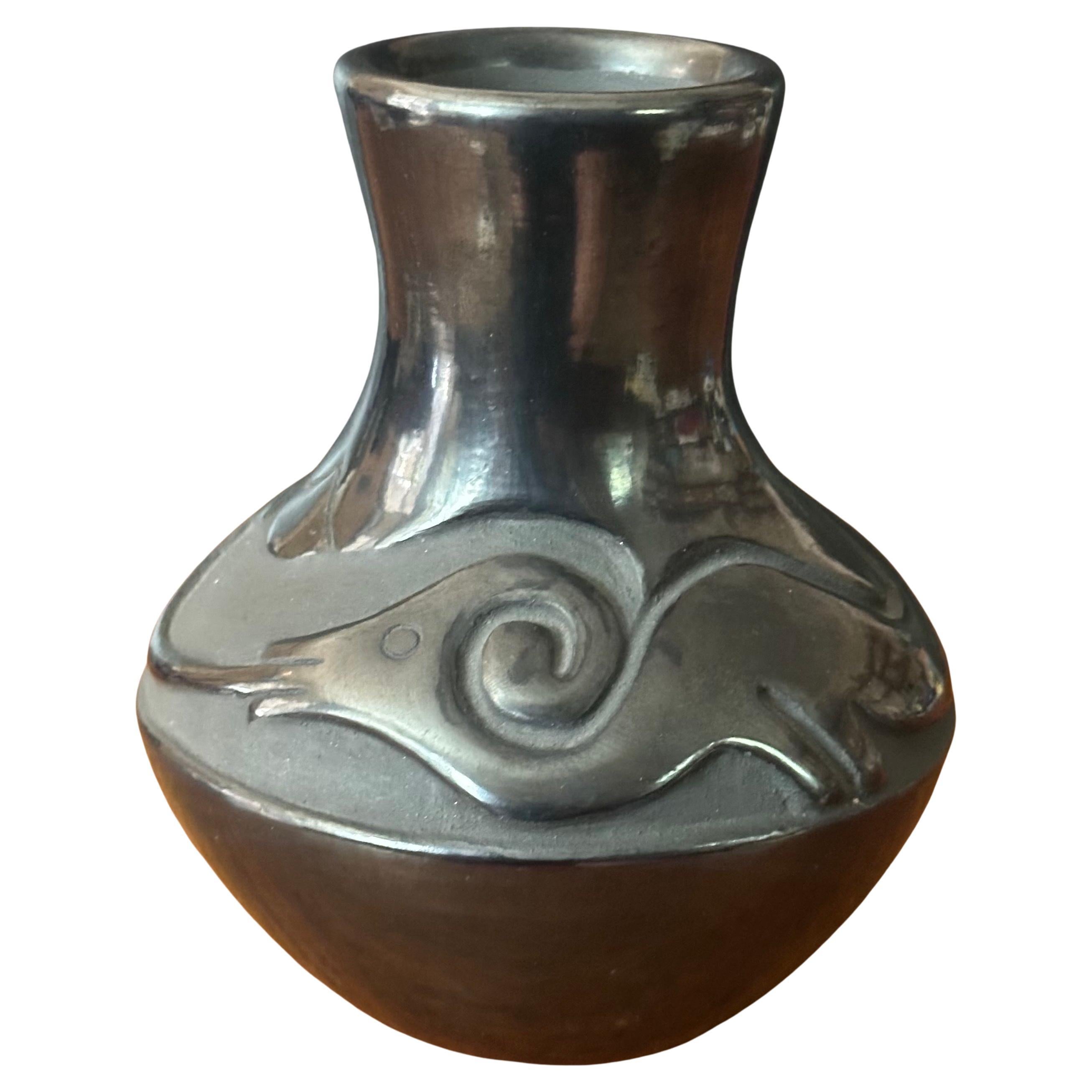 Vaso scultoreo in ceramica nera Adelphia Martinez San Ildefonso Pueblo in vendita