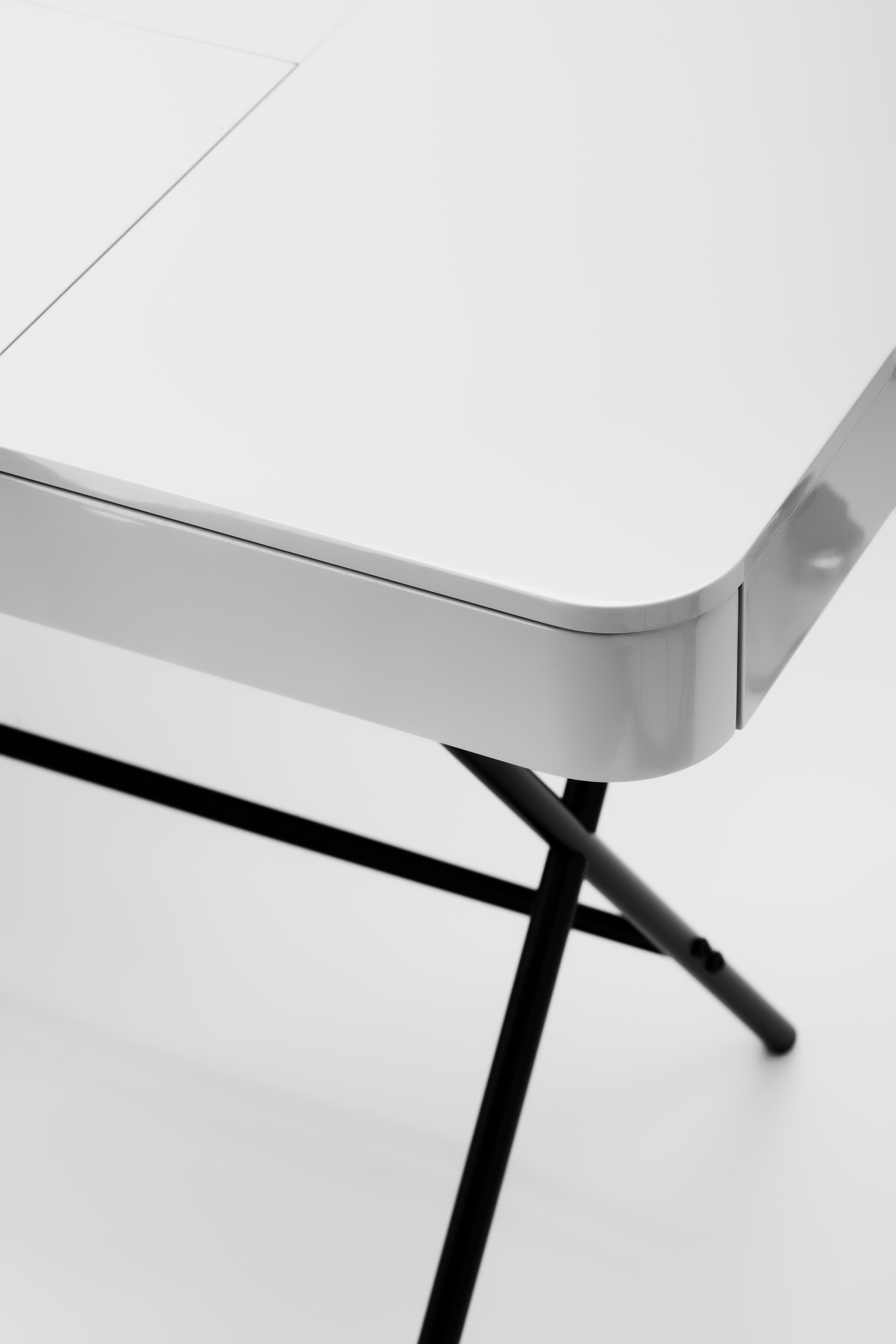 Modern Adentro Cosimo Desk design Marco Zanuso jr Grey glossy top & bronze base.  For Sale