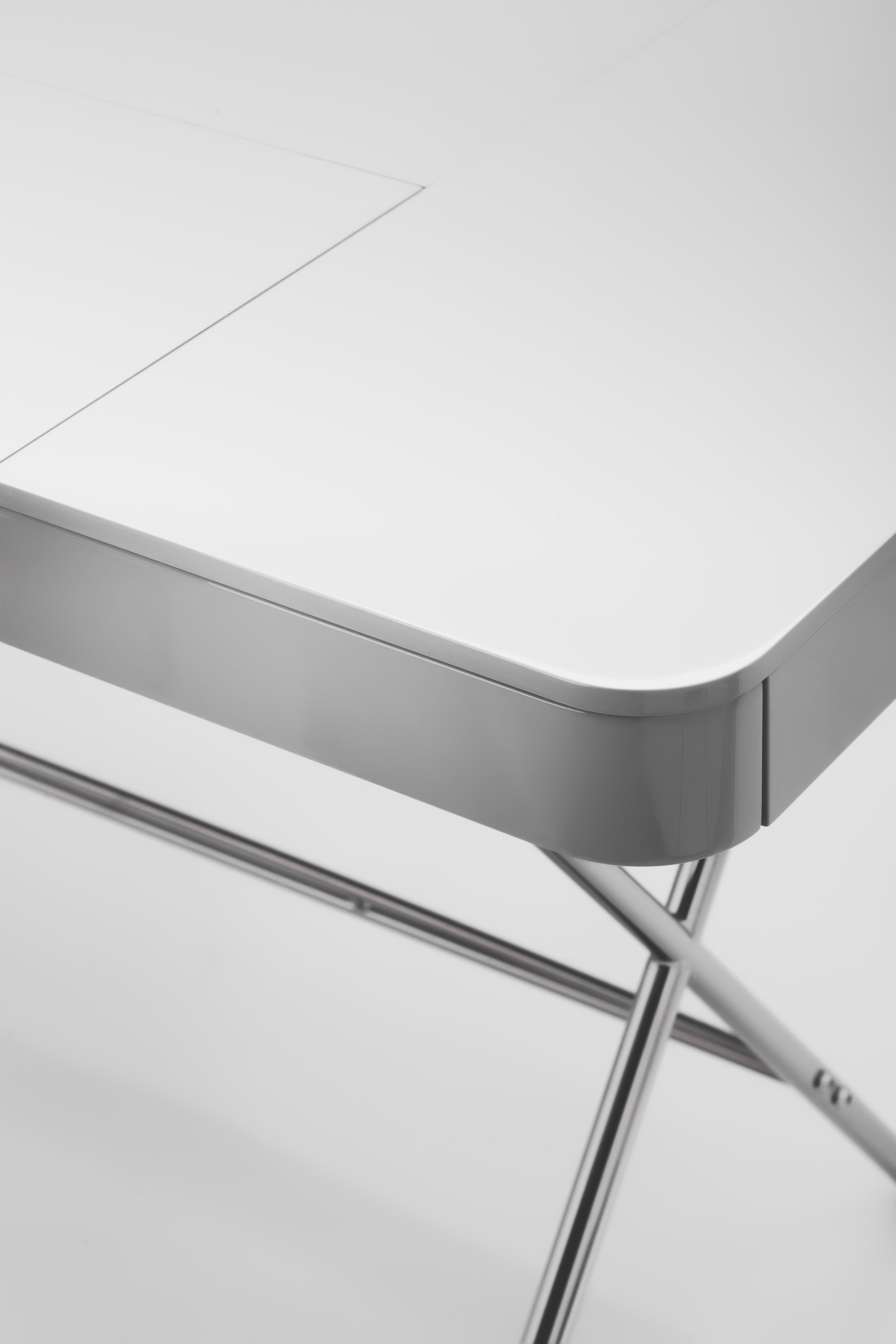 French Adentro Cosimo Desk design Marco Zanuso jr Grey glossy top & chrome base.  For Sale