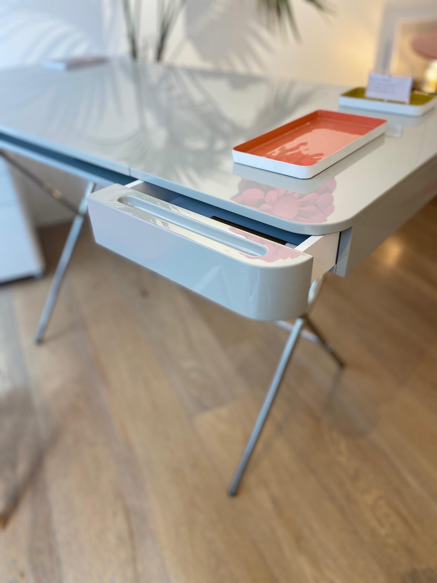 Lacquered Adentro Cosimo Desk design Marco Zanuso jr Grey glossy top & chrome base.  For Sale