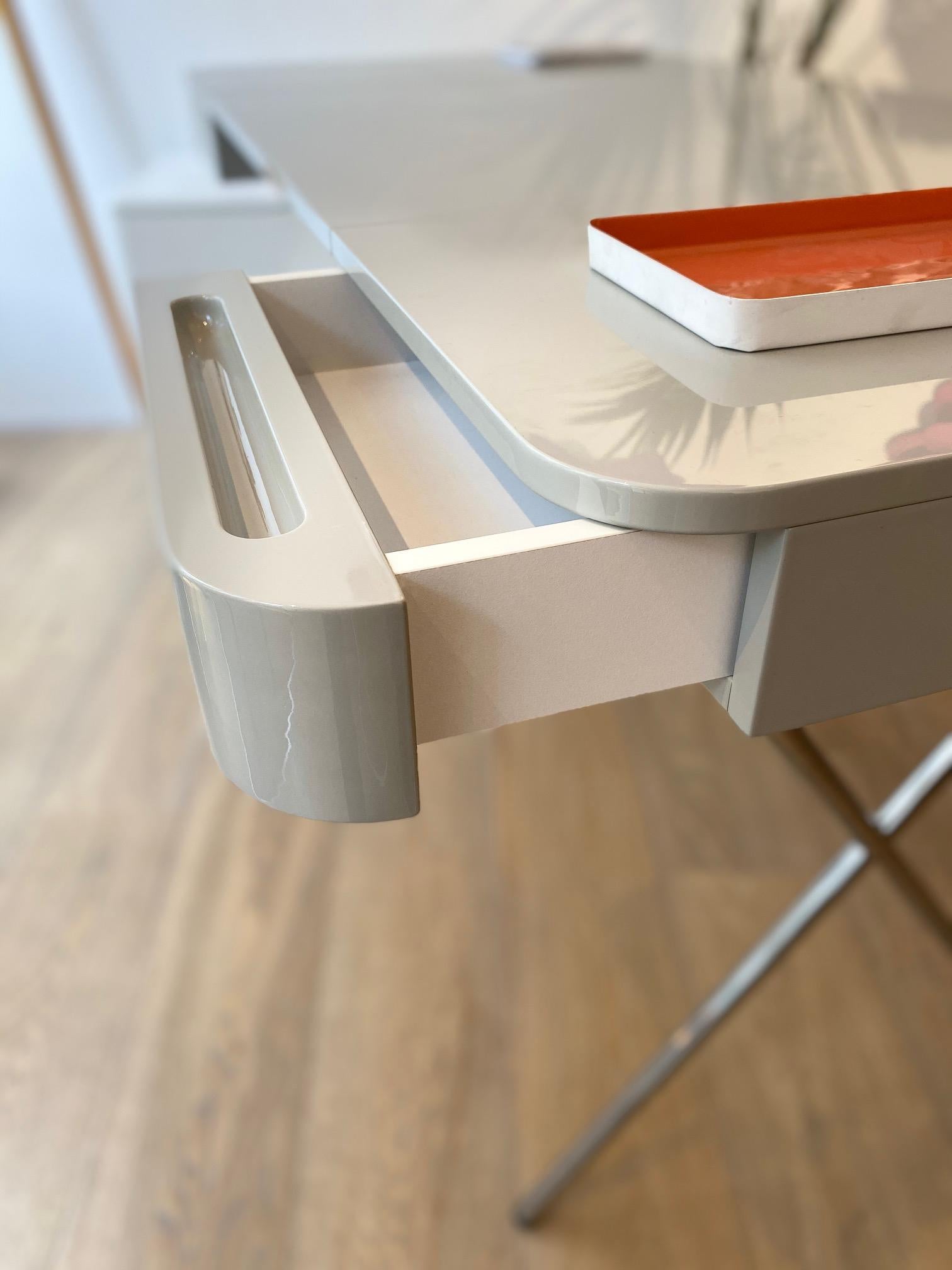Contemporary Adentro Cosimo Desk design Marco Zanuso jr Grey glossy top & chrome base.  For Sale