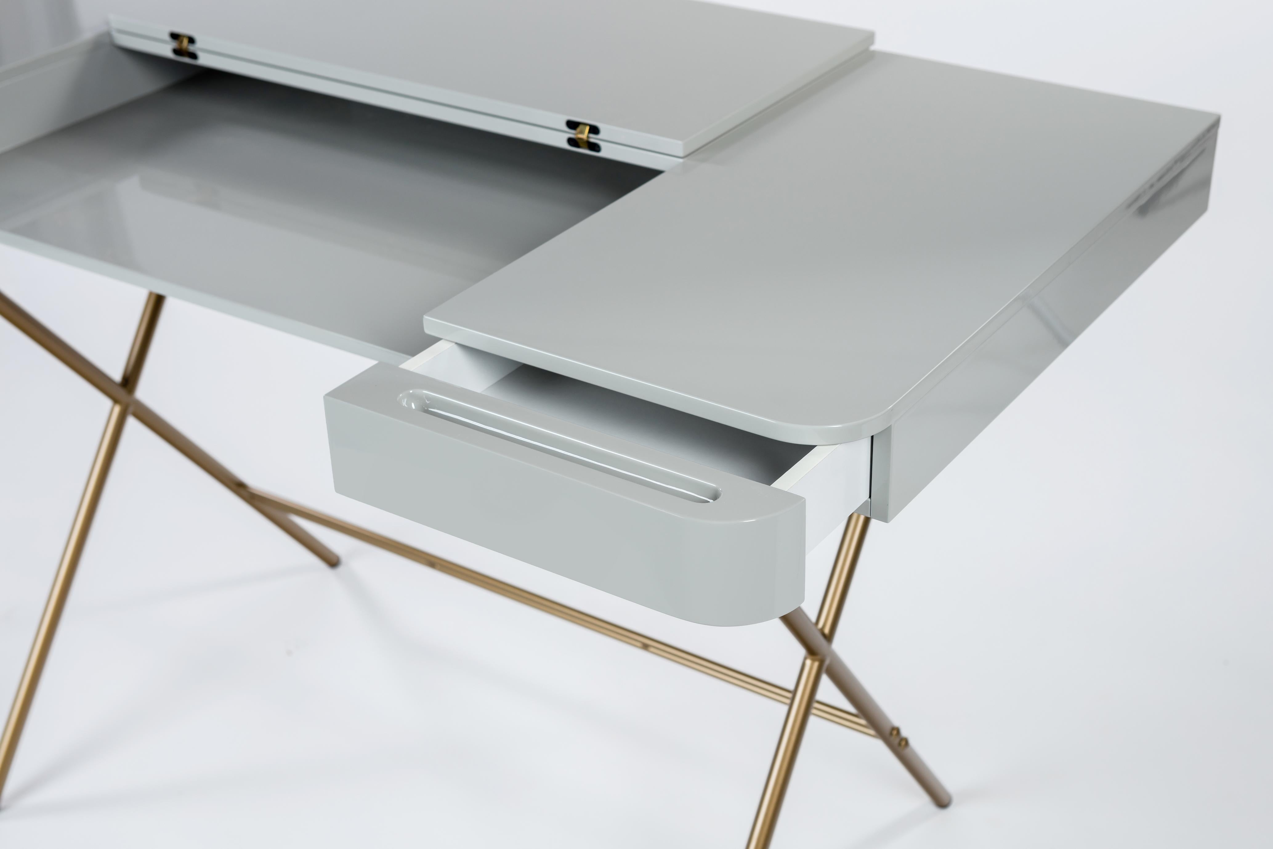 Lacquered Adentro Cosimo Desk design Marco Zanuso jr Grey glossy top & golden base.  For Sale