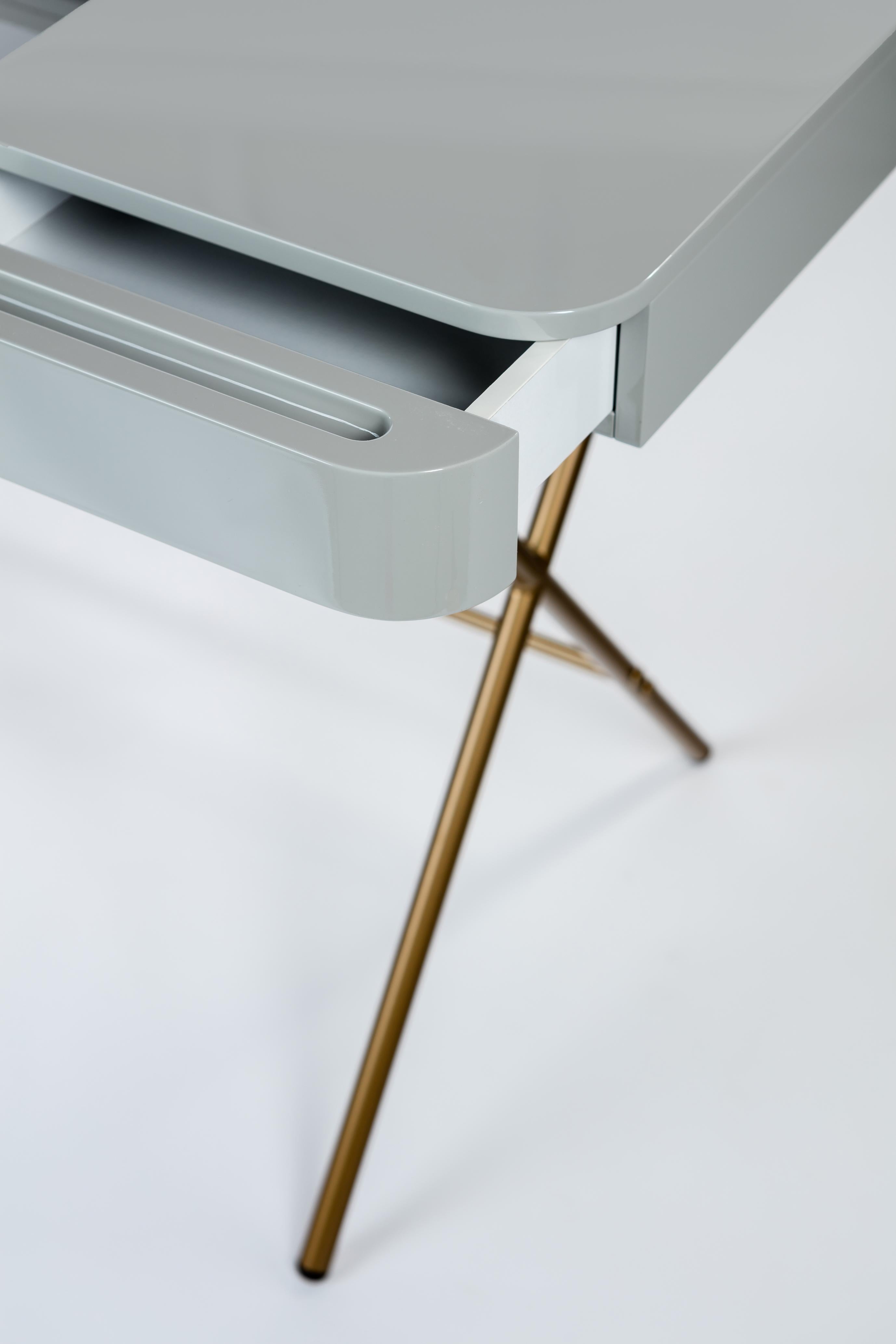 Adentro Cosimo Desk design Marco Zanuso jr Grey glossy top & golden base.  In New Condition For Sale In PARIS, FR