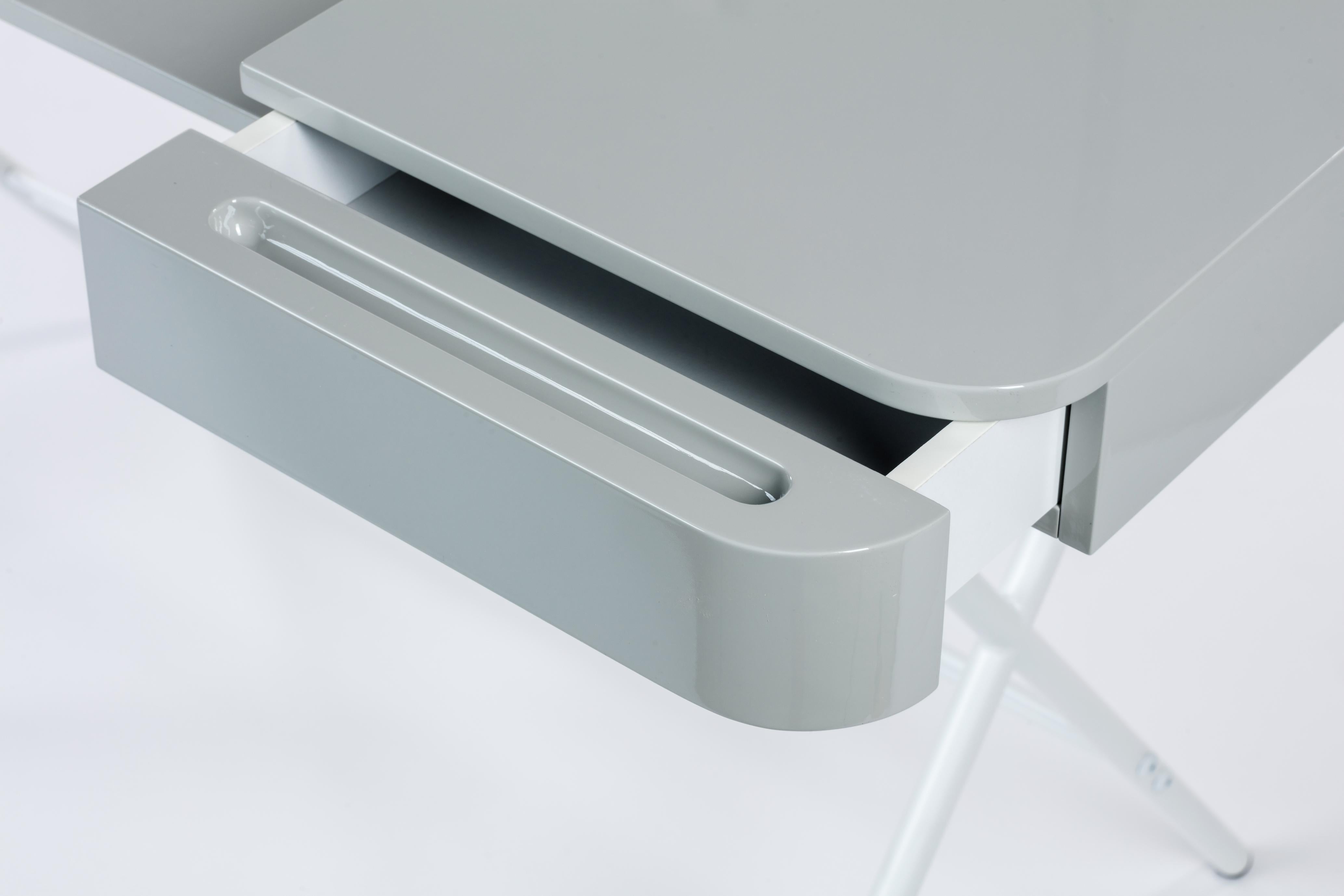 Adentro Cosimo Desk design Marco Zanuso jr Grey glossy top & white base.  For Sale 2