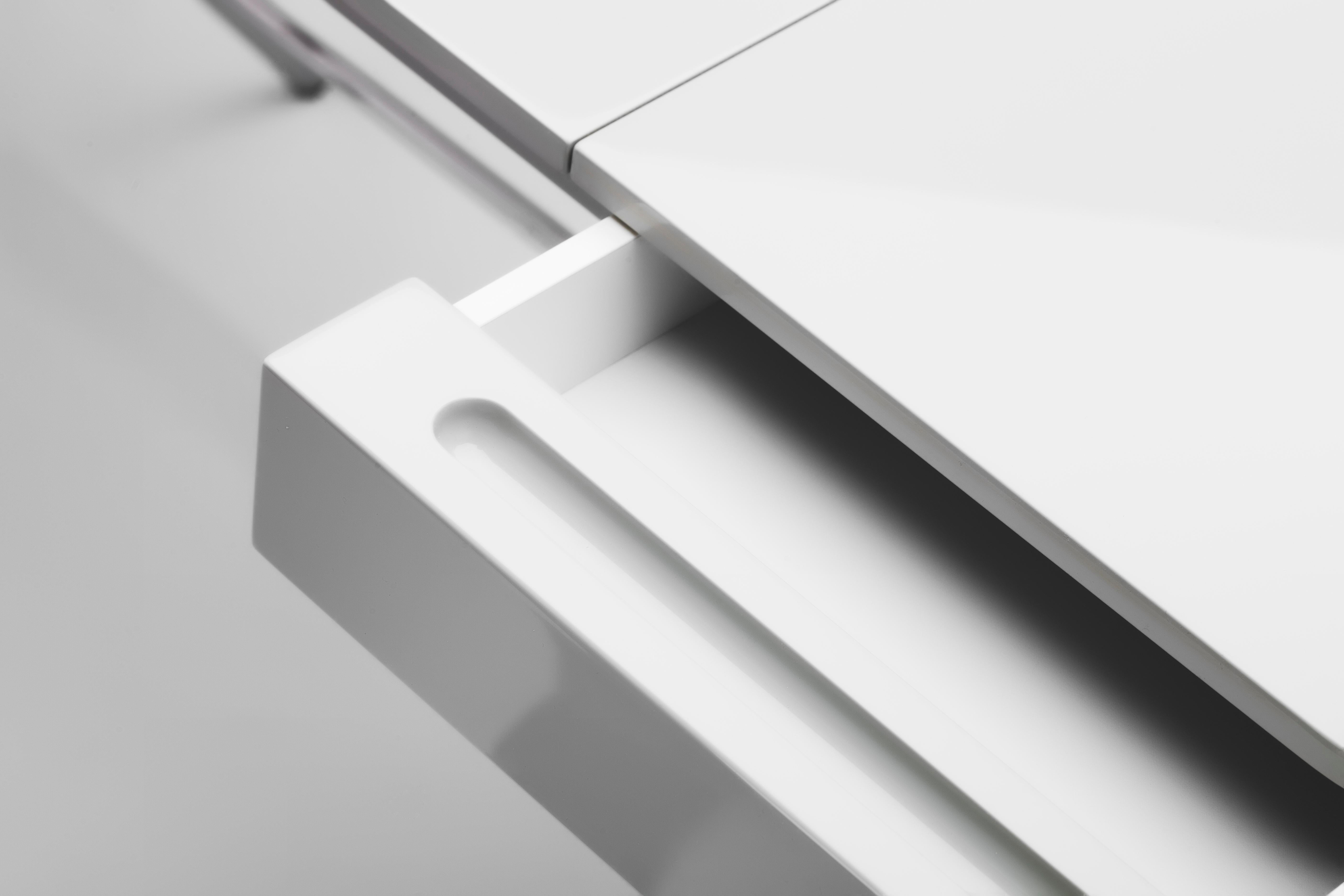 Adentro Cosimo Desk design Marco Zanuso jr Grey glossy top & white base.  For Sale 4