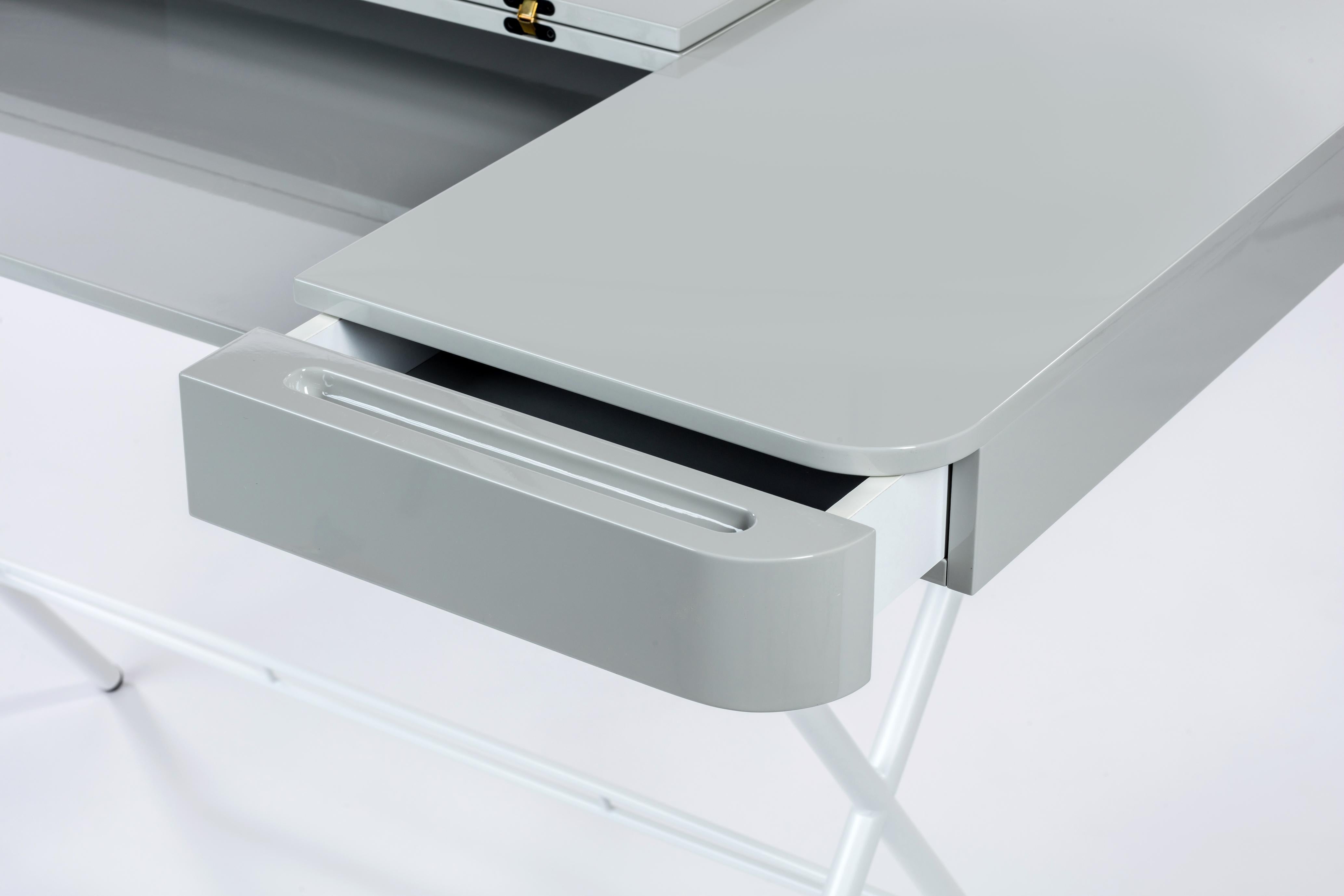 Adentro Cosimo Desk design Marco Zanuso jr Grey glossy top & white base.  In New Condition For Sale In PARIS, FR