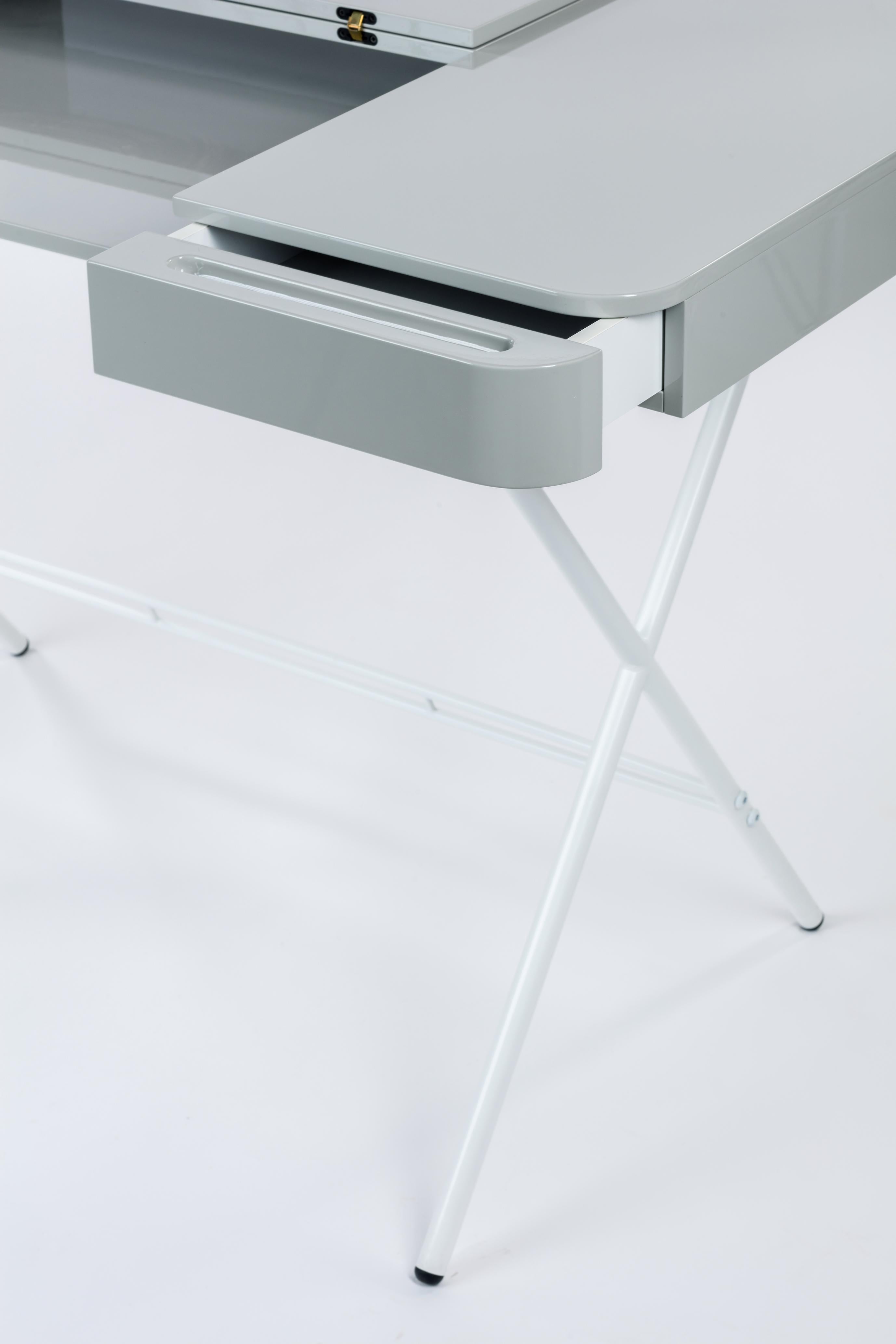 Adentro Cosimo Schreibtischdesign Marco Zanuso jr Grau glänzende Platte & weißer Sockel.  (21. Jahrhundert und zeitgenössisch) im Angebot