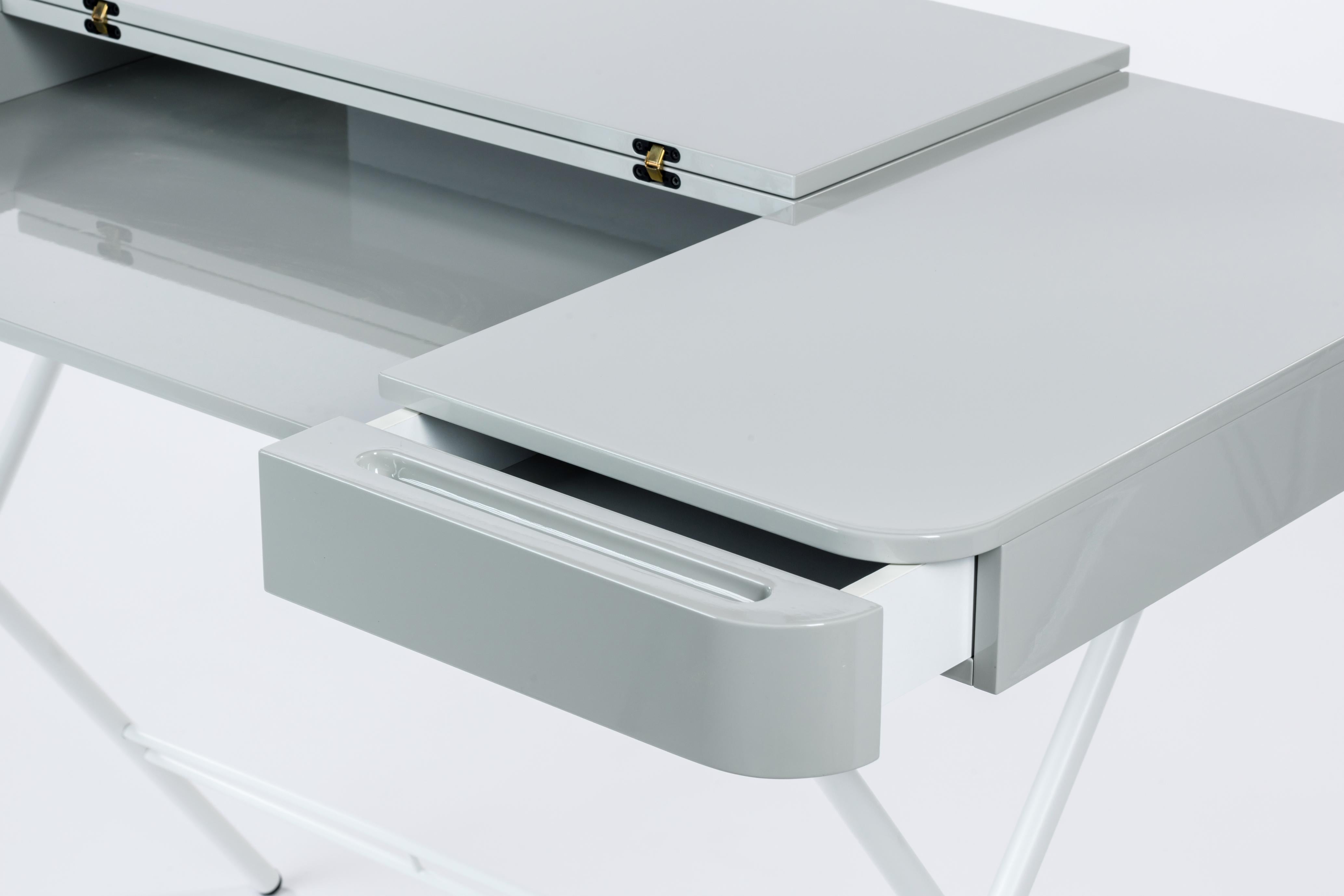 Adentro Cosimo Desk design Marco Zanuso jr Grey glossy top & white base.  For Sale 1