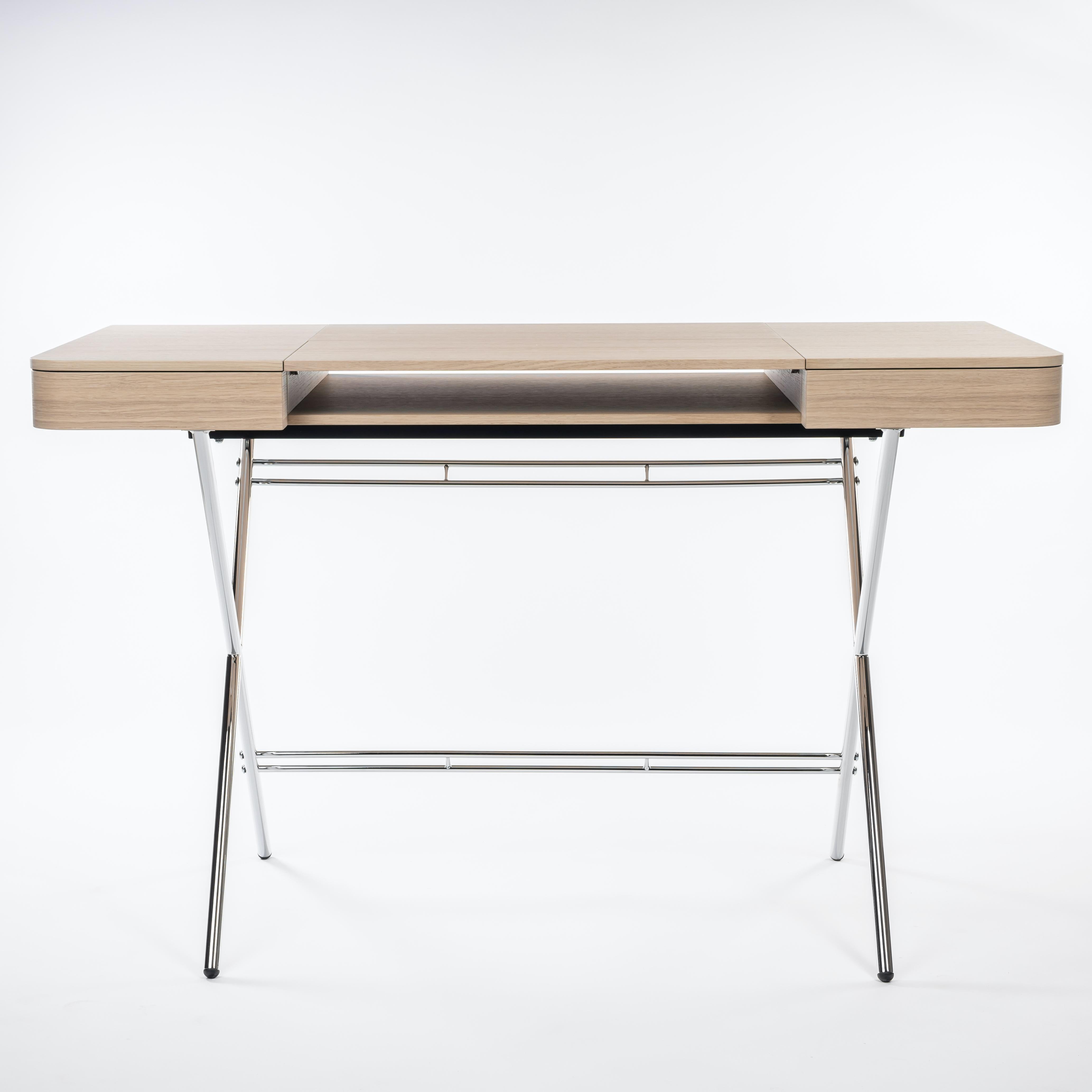 Der Schreibtisch Cosimo wurde 2017 von dem Architekten Marco Zanuso Jr. für die französische Luxusmöbelmarke Adentro Paris entworfen. Die mittlere Platte des Schreibtisches lässt sich zurückklappen, um ein verstecktes Regal darunter freizugeben, und