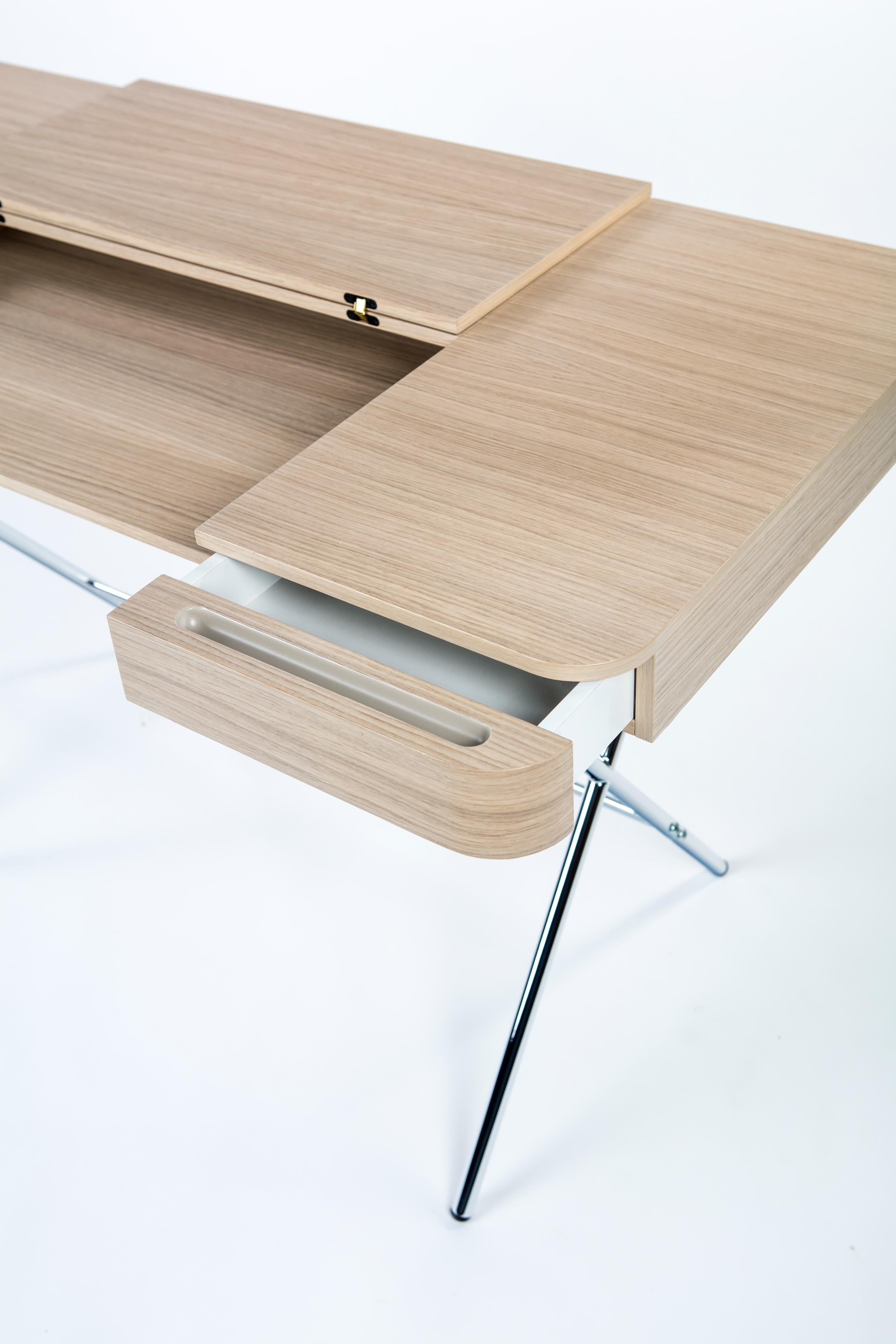 Adentro Cosimo Desk design Marco Zanuso jr Natural oak veneer & chrome base.  In New Condition For Sale In PARIS, FR