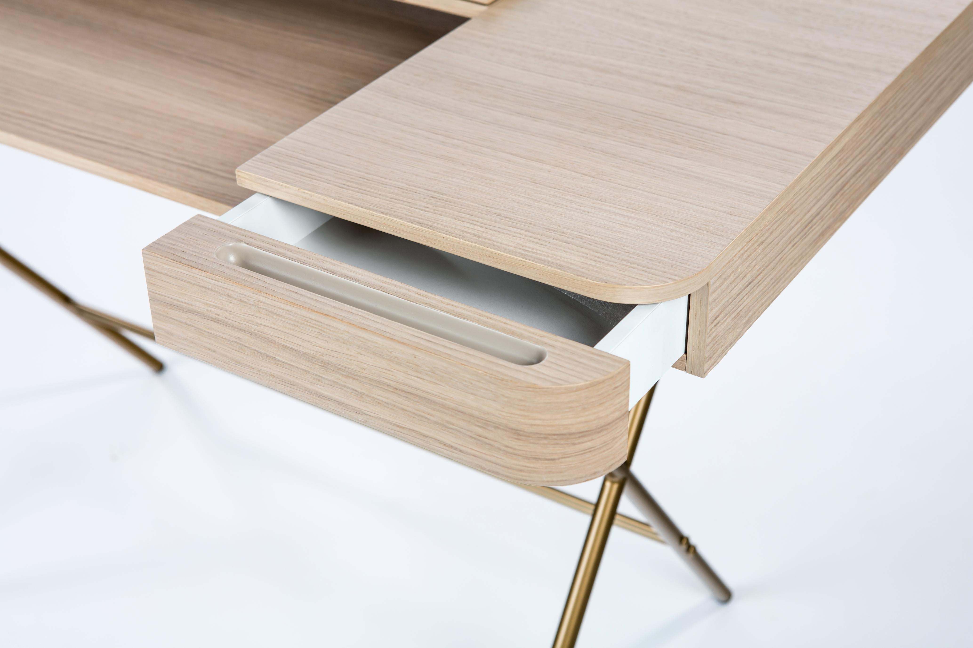 Veneer Adentro Cosimo Desk design Marco Zanuso jr Natural oak veneer & golden base.  For Sale
