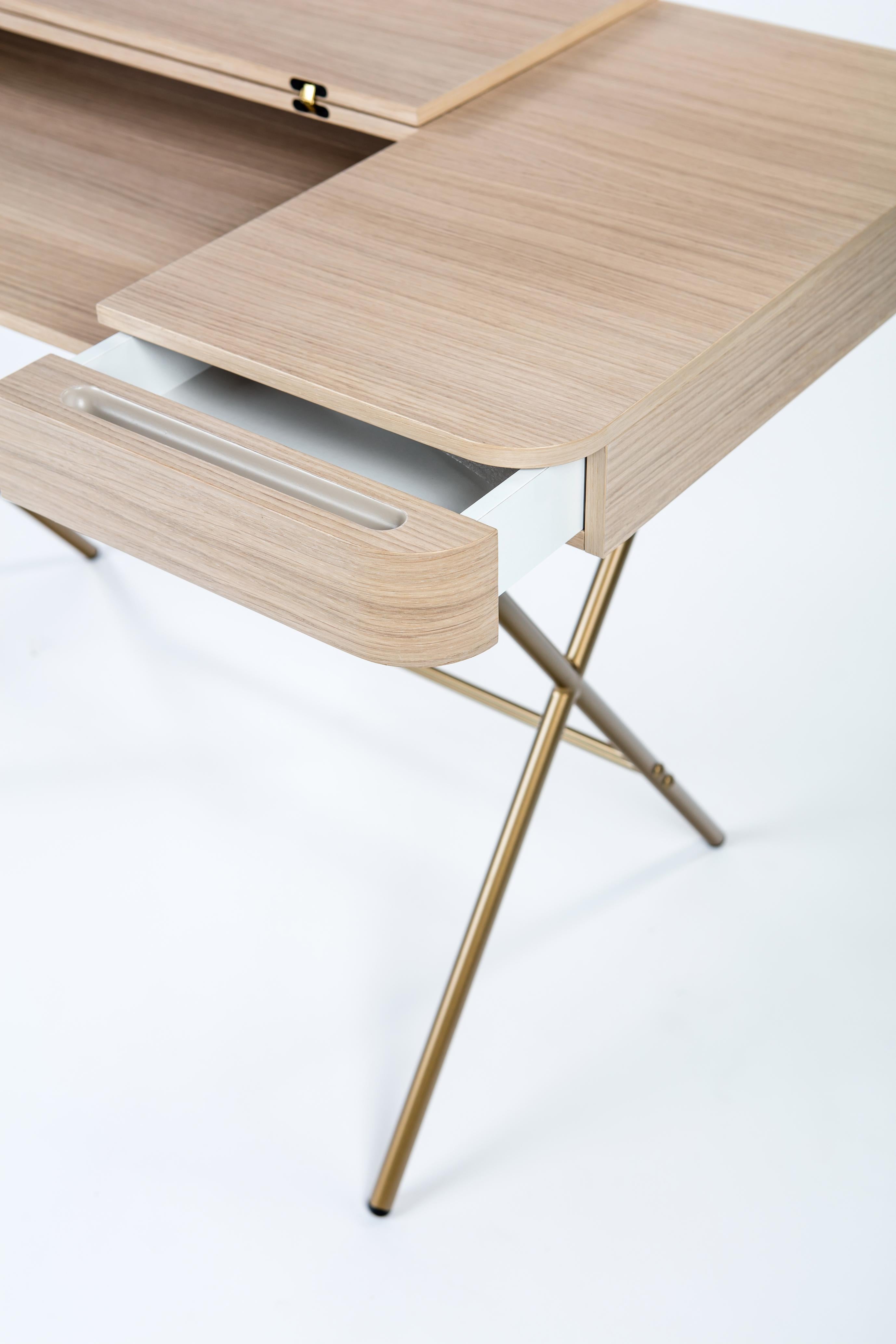 Adentro Cosimo Desk design Marco Zanuso jr Natural oak veneer & golden base.  In New Condition For Sale In PARIS, FR