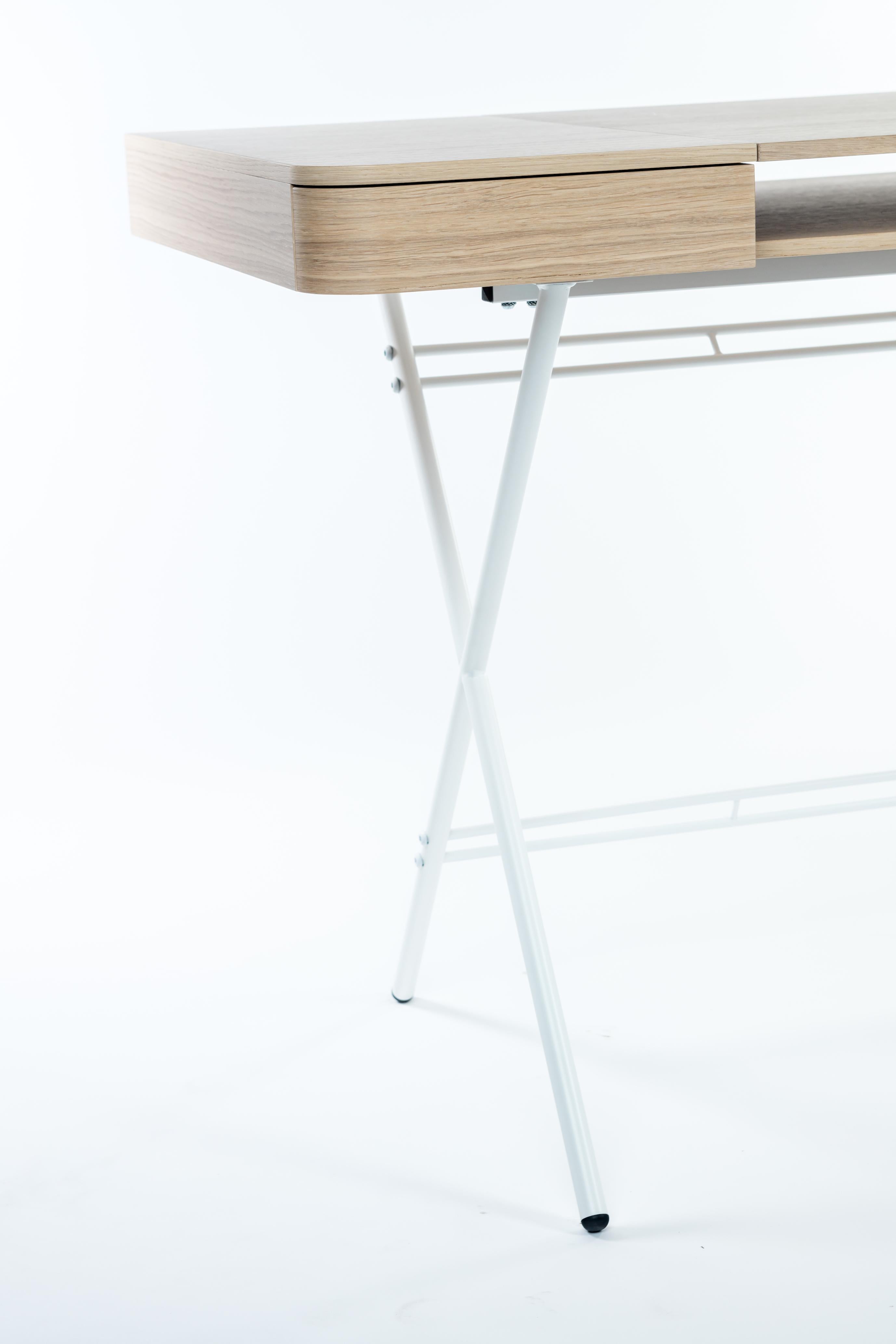 Adentro Cosimo Desk design Marco Zanuso Jr. Natürliches Eichenfurnier und weißer Sockel.  (Furnier) im Angebot