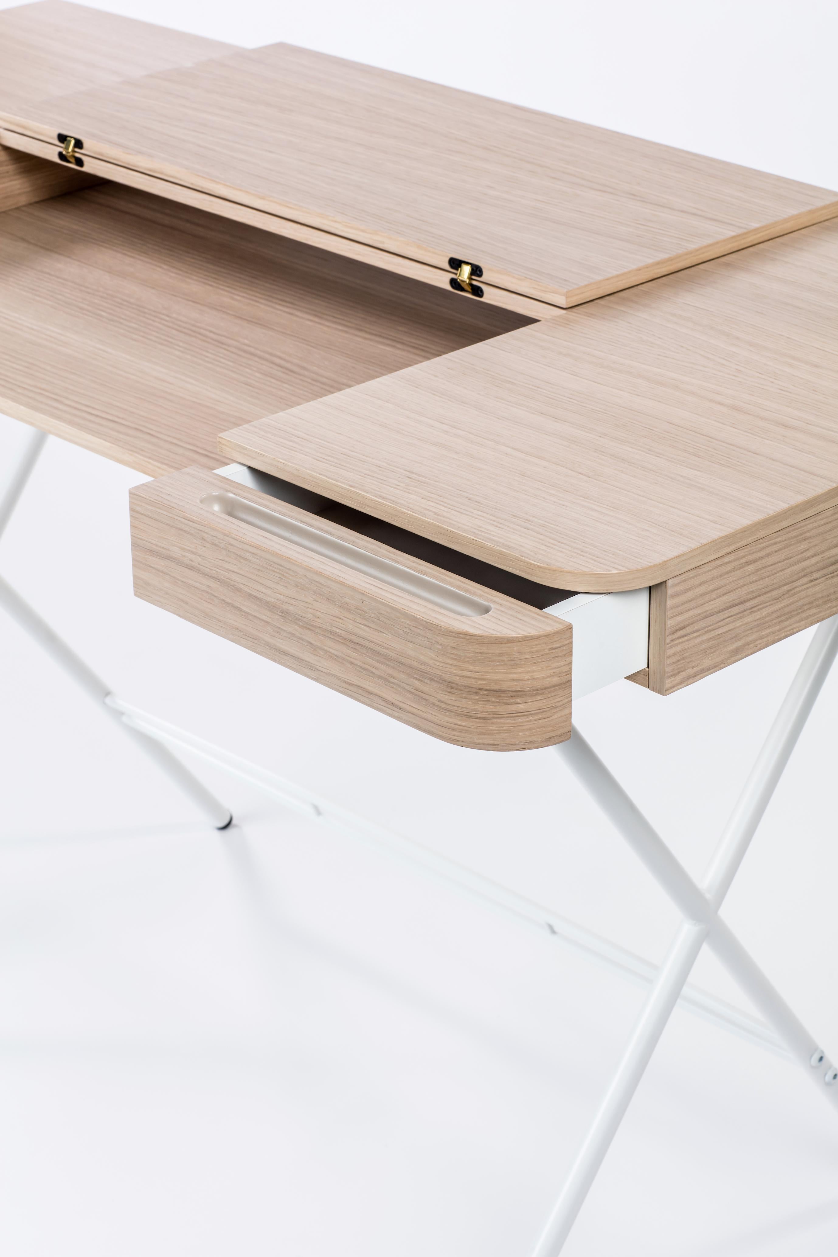 Adentro Cosimo Desk design Marco Zanuso jr Natural oak veneer & white base.  In New Condition For Sale In PARIS, FR