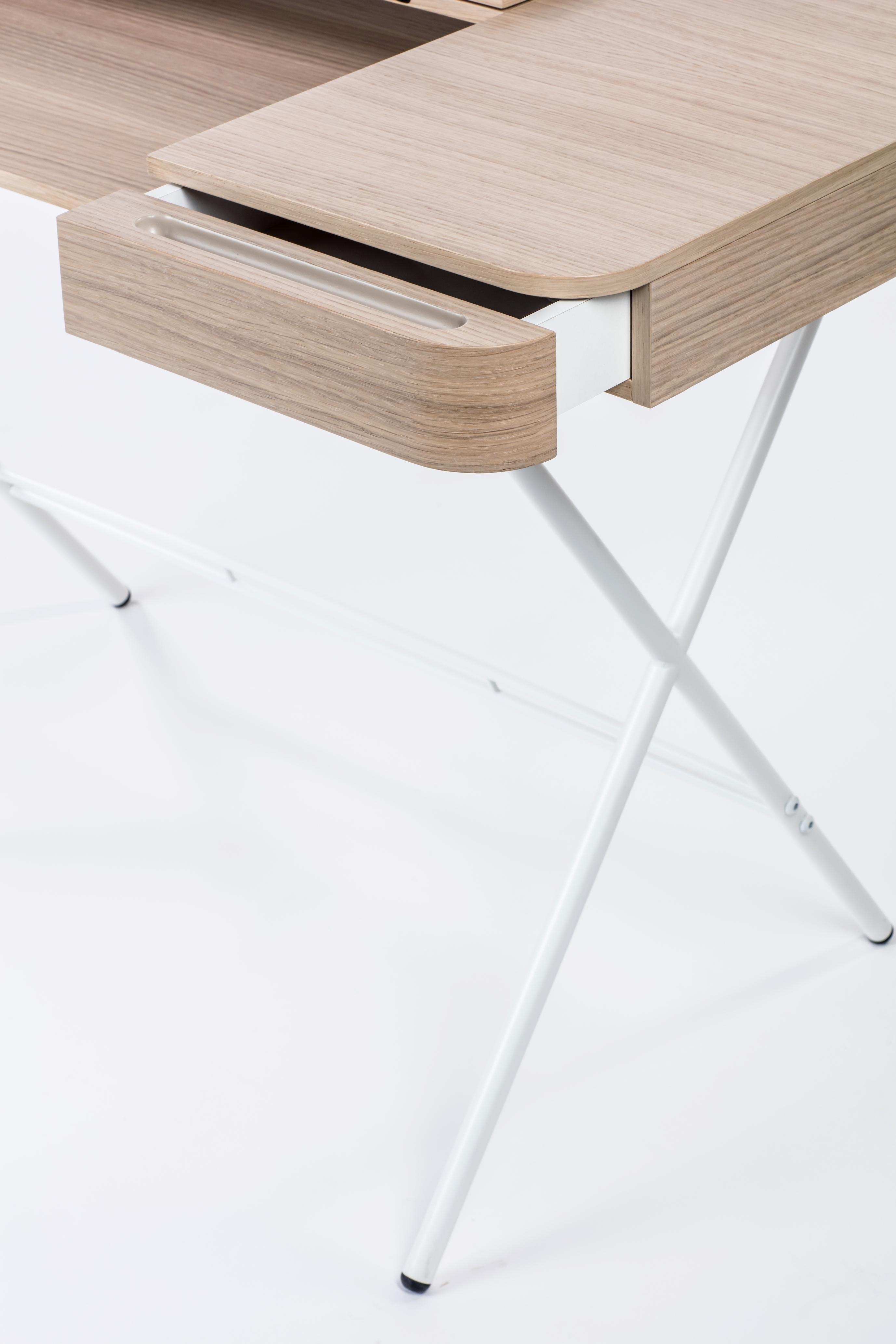 Adentro Cosimo Desk design Marco Zanuso Jr. Natürliches Eichenfurnier und weißer Sockel.  (21. Jahrhundert und zeitgenössisch) im Angebot