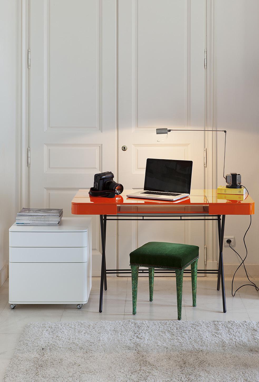 Schreibtischdesign von Adentro Cosimo, Marco Zanuso jr, orangefarbene glänzende Platte und Bronzesockel.  im Angebot 2