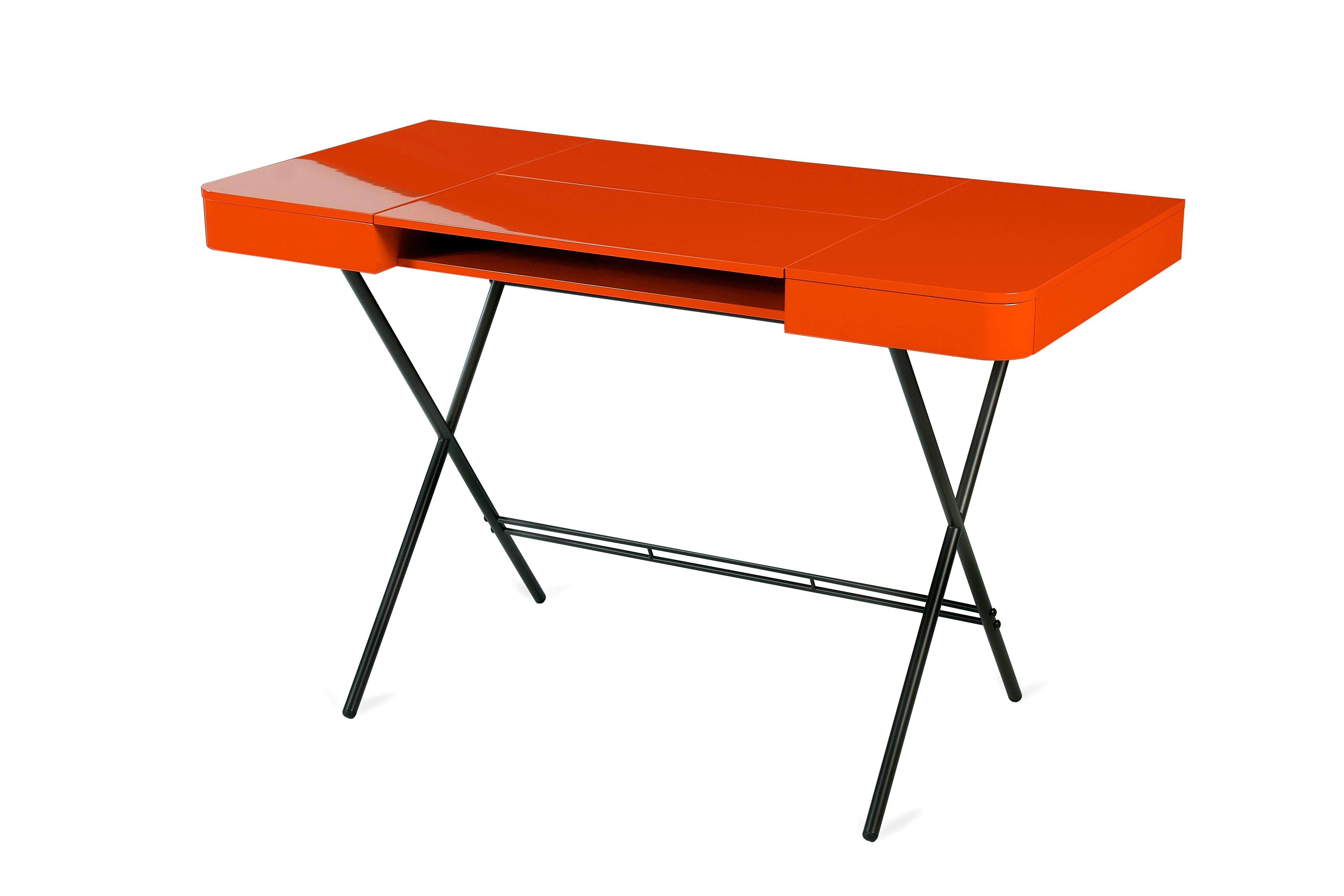 Schreibtischdesign von Adentro Cosimo, Marco Zanuso jr, orangefarbene glänzende Platte und Bronzesockel.  (Moderne) im Angebot