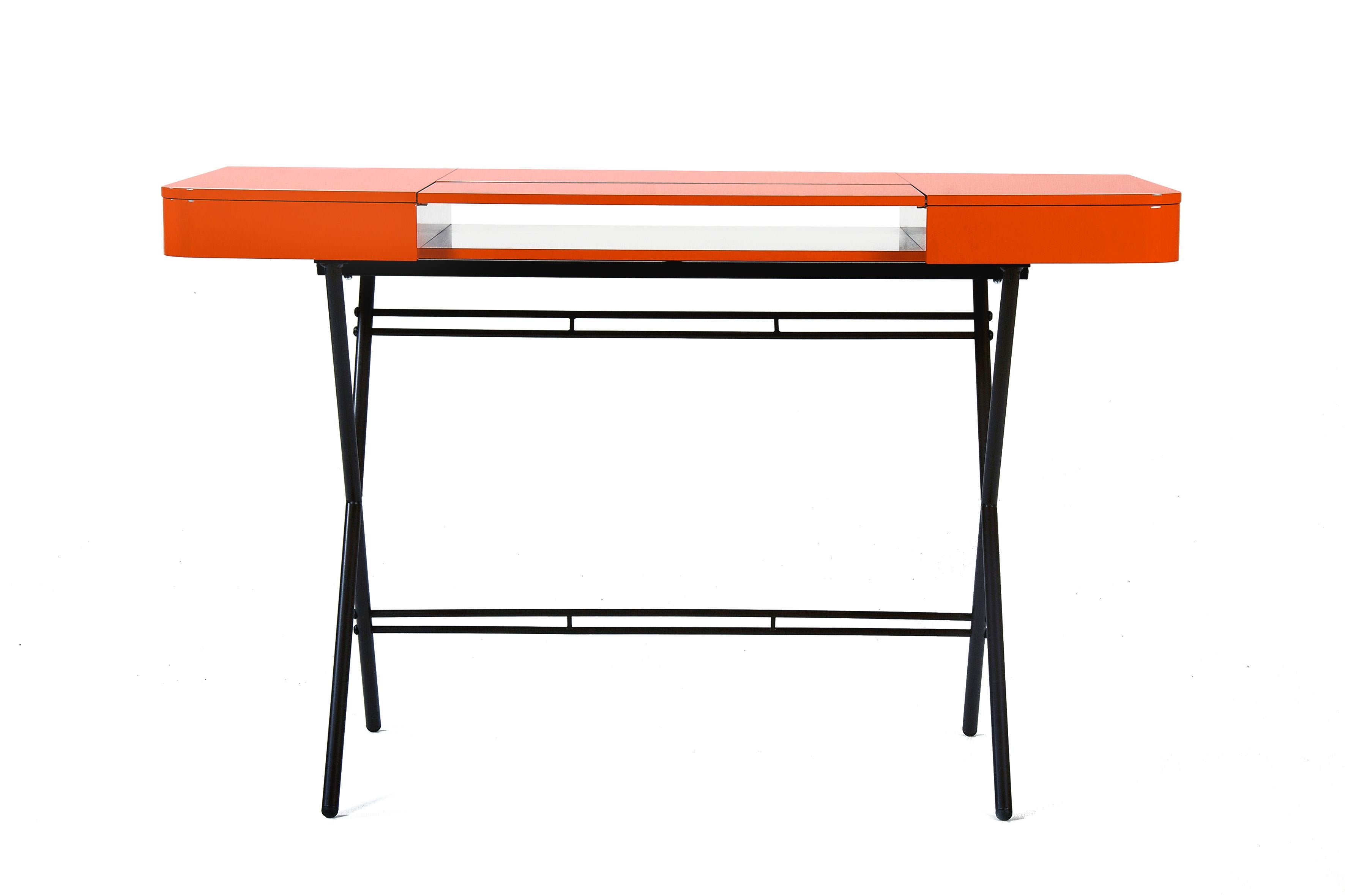 Schreibtischdesign von Adentro Cosimo, Marco Zanuso jr, orangefarbene glänzende Platte und Bronzesockel.  (Lackiert) im Angebot