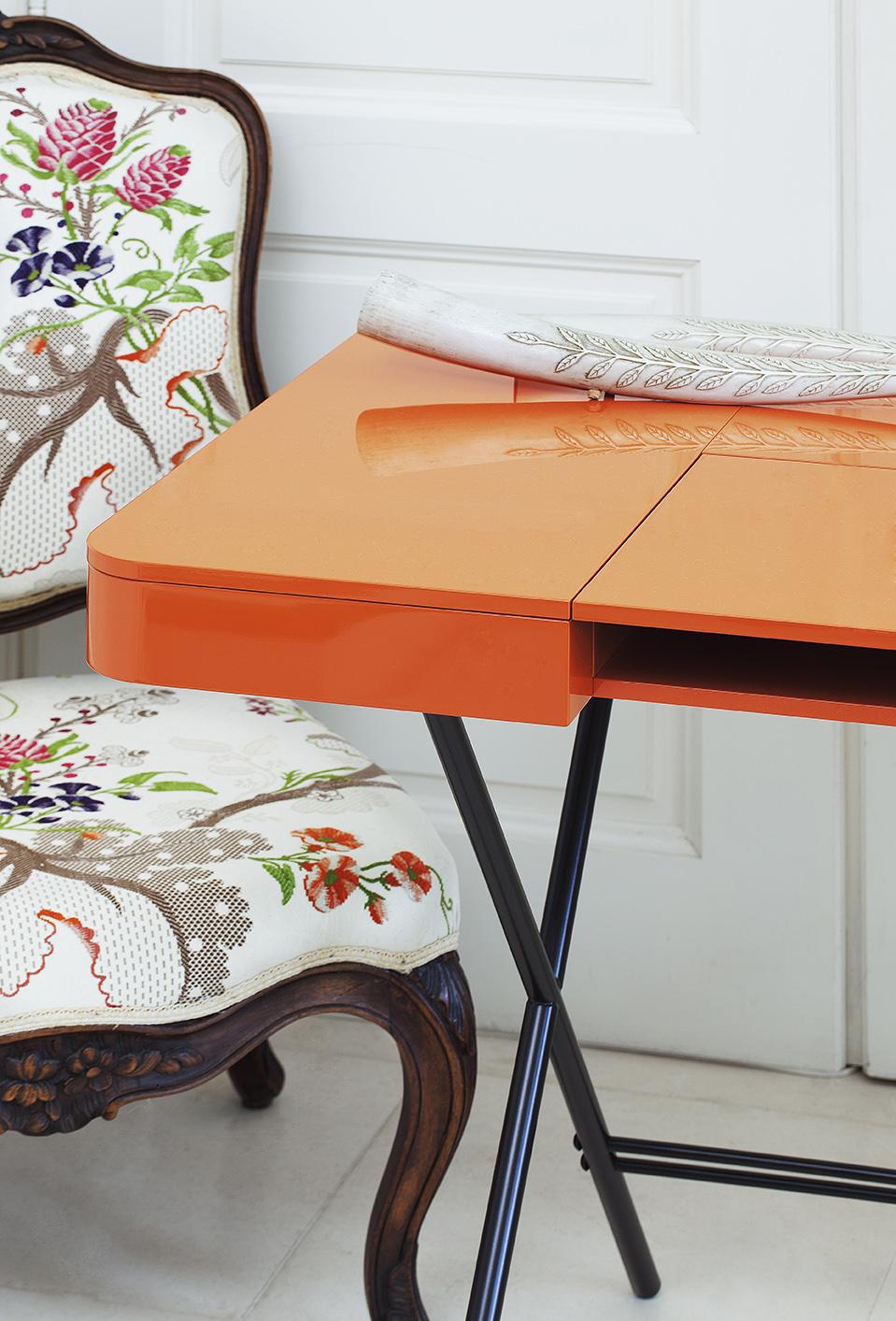Adentro Cosimo Desk design Marco Zanuso jr Orange glossy top & bronze base.  In New Condition For Sale In PARIS, FR