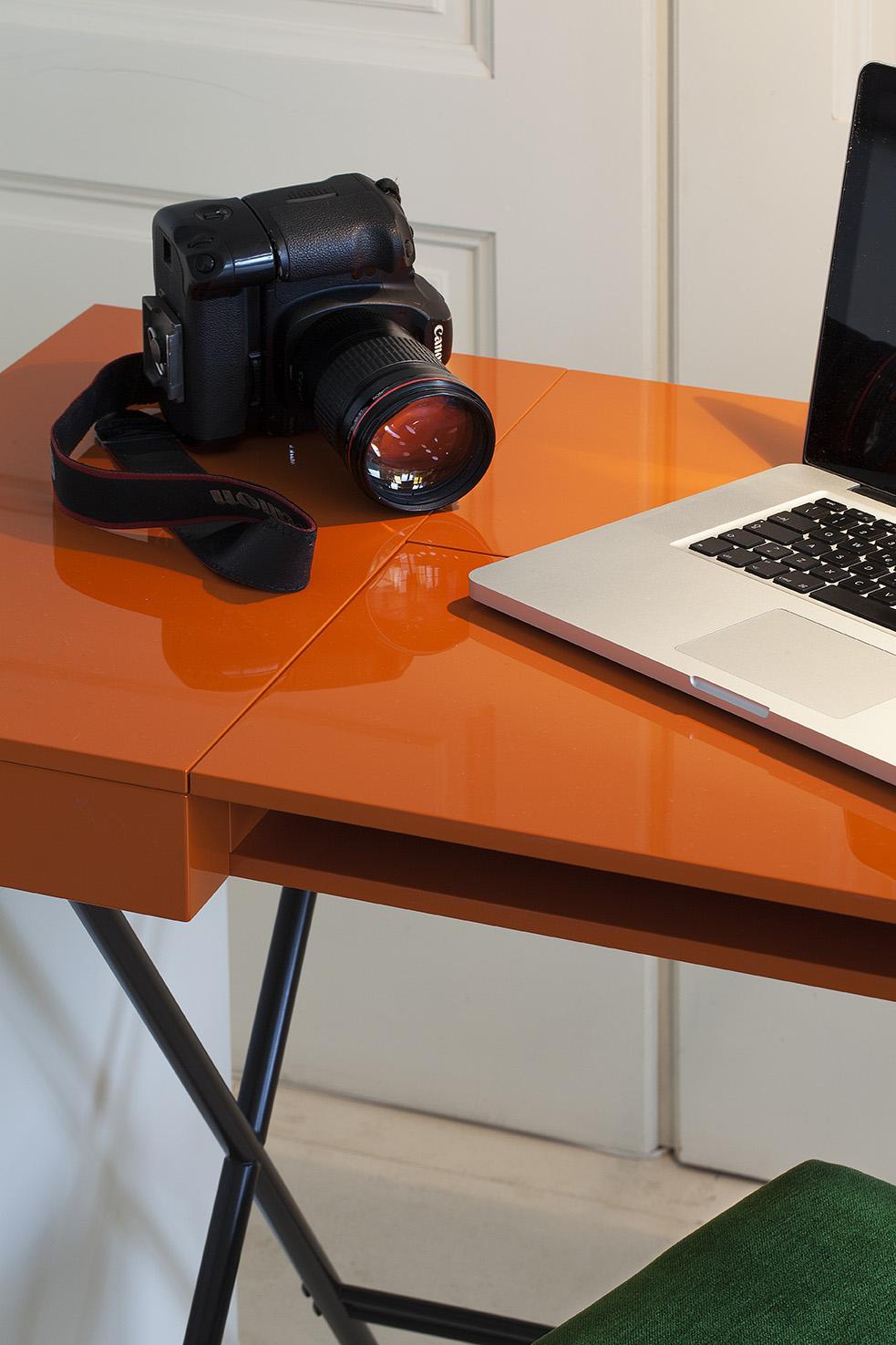 Schreibtischdesign von Adentro Cosimo, Marco Zanuso jr, orangefarbene glänzende Platte und Bronzesockel.  (21. Jahrhundert und zeitgenössisch) im Angebot