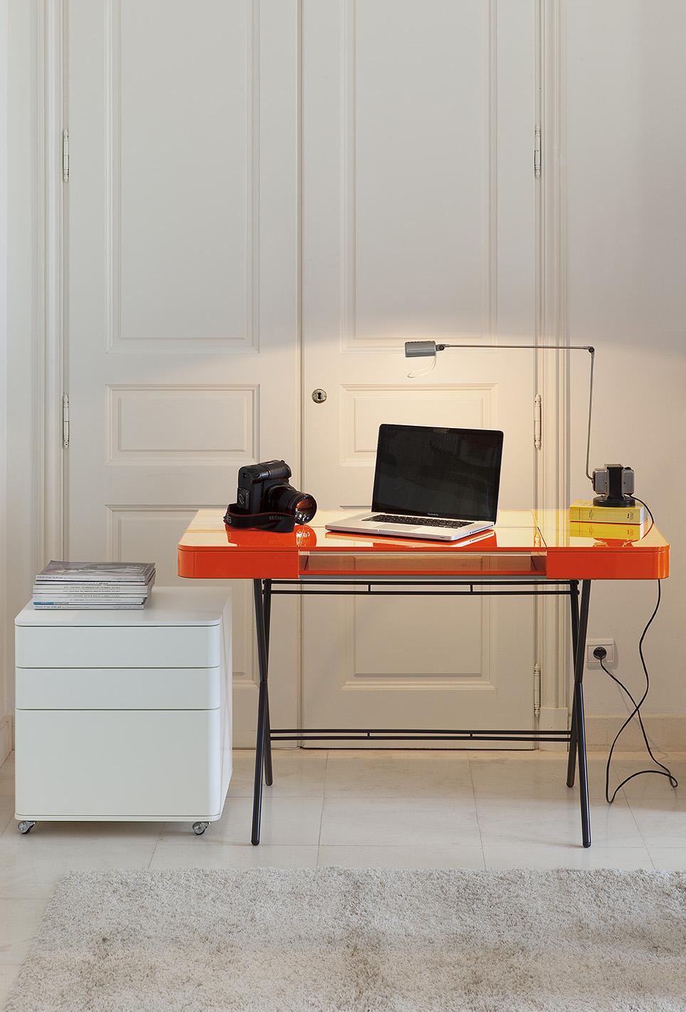 Schreibtischdesign von Adentro Cosimo, Marco Zanuso jr, orangefarbene glänzende Platte und Bronzesockel.  (Metall) im Angebot
