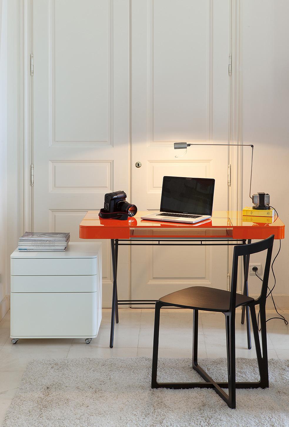 Schreibtischdesign von Adentro Cosimo, Marco Zanuso jr, orangefarbene glänzende Platte und Bronzesockel.  im Angebot 1