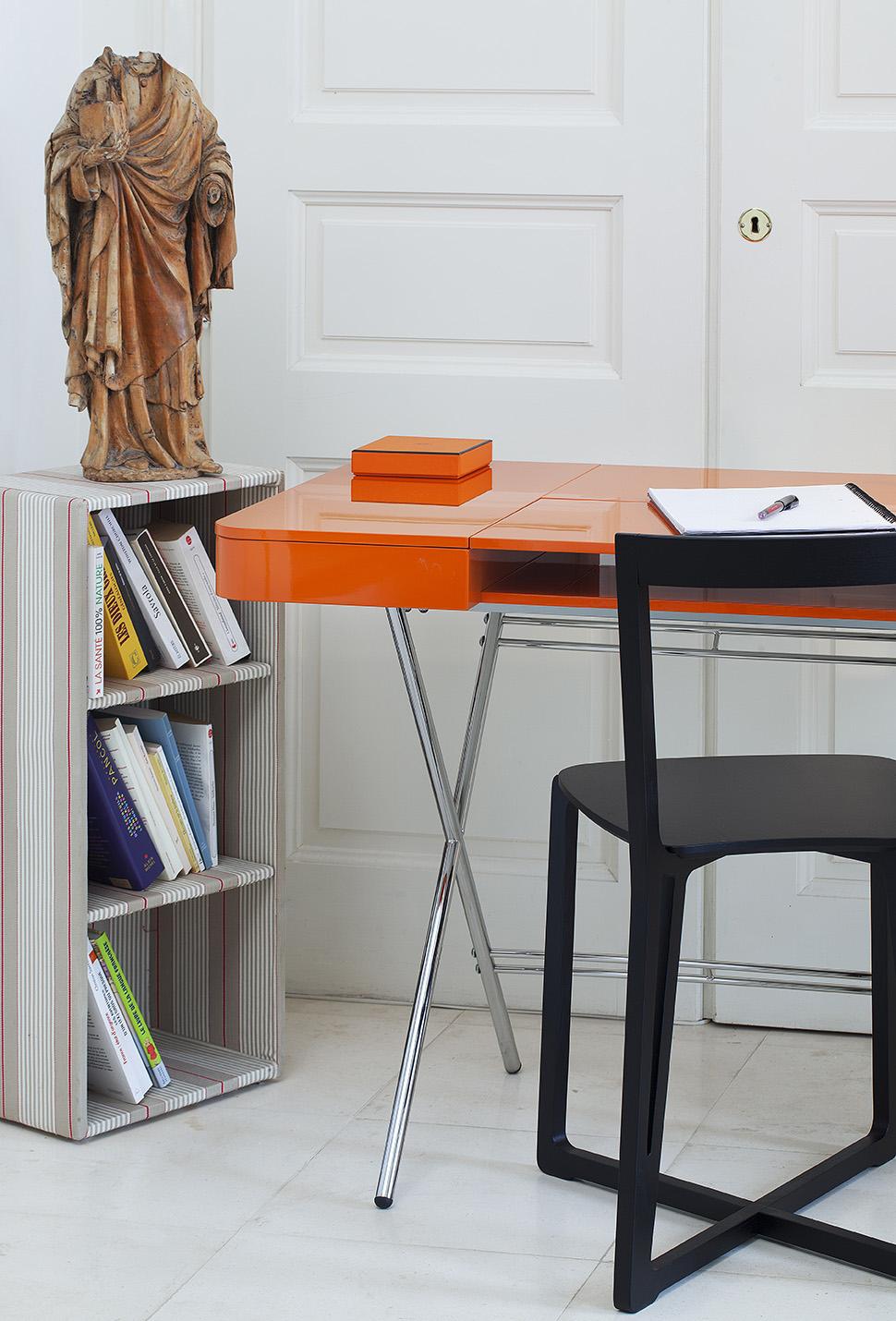 French Adentro Cosimo Desk design Marco Zanuso jr Orange glossy top & chrome base.  For Sale