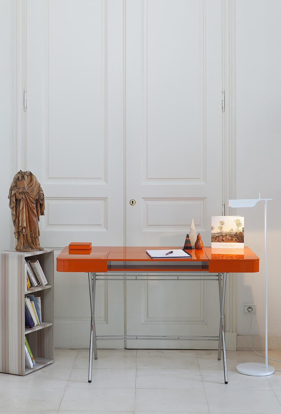 Lacquered Adentro Cosimo Desk design Marco Zanuso jr Orange glossy top & chrome base.  For Sale