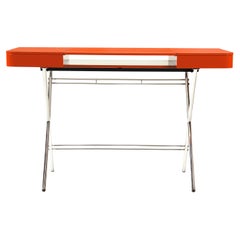 Adentro Cosimo Desk design Marco Zanuso Jr. Piano lucido arancione e base cromata. 