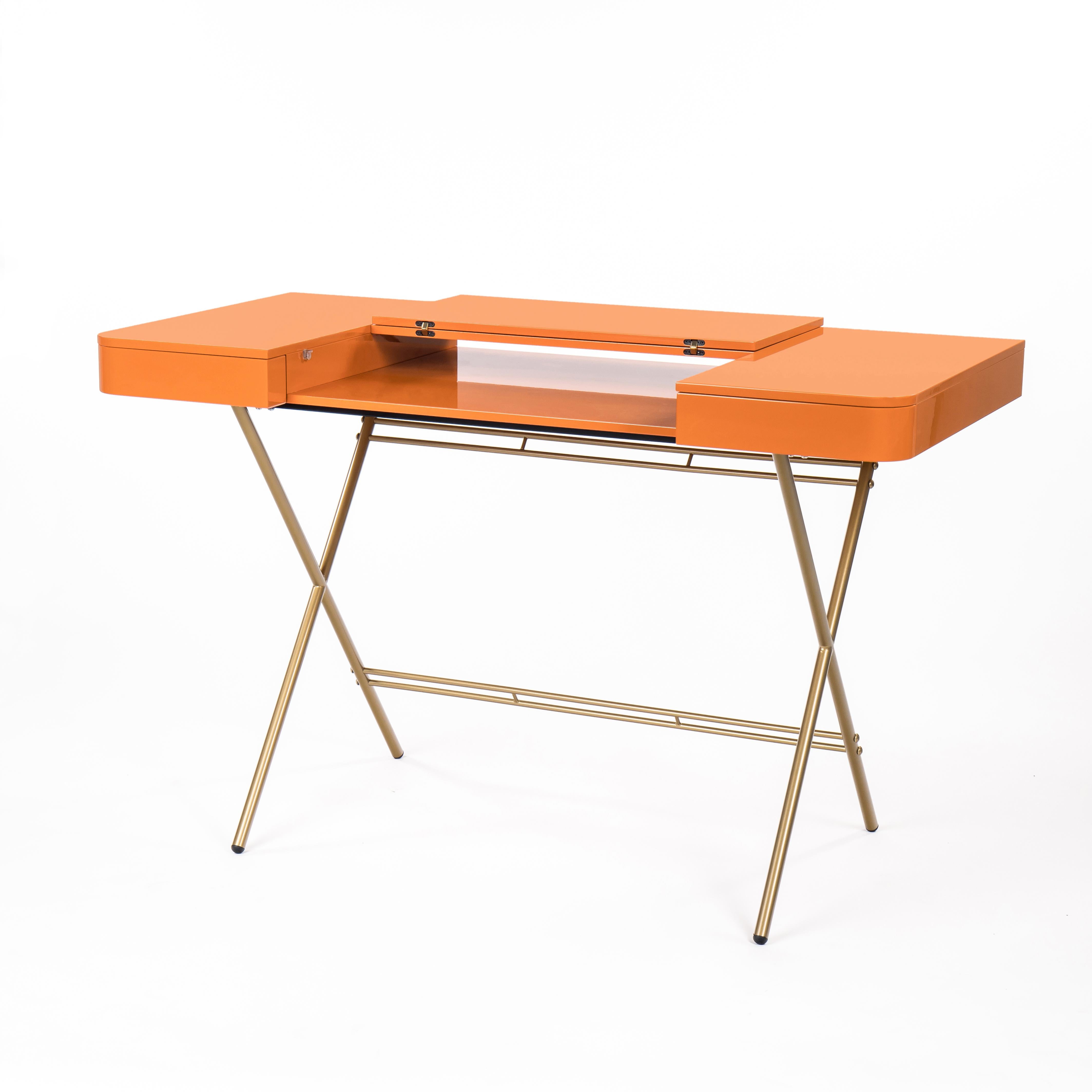 Modern Adentro Cosimo Desk design Marco Zanuso jr Orange glossy top & golden base.  For Sale