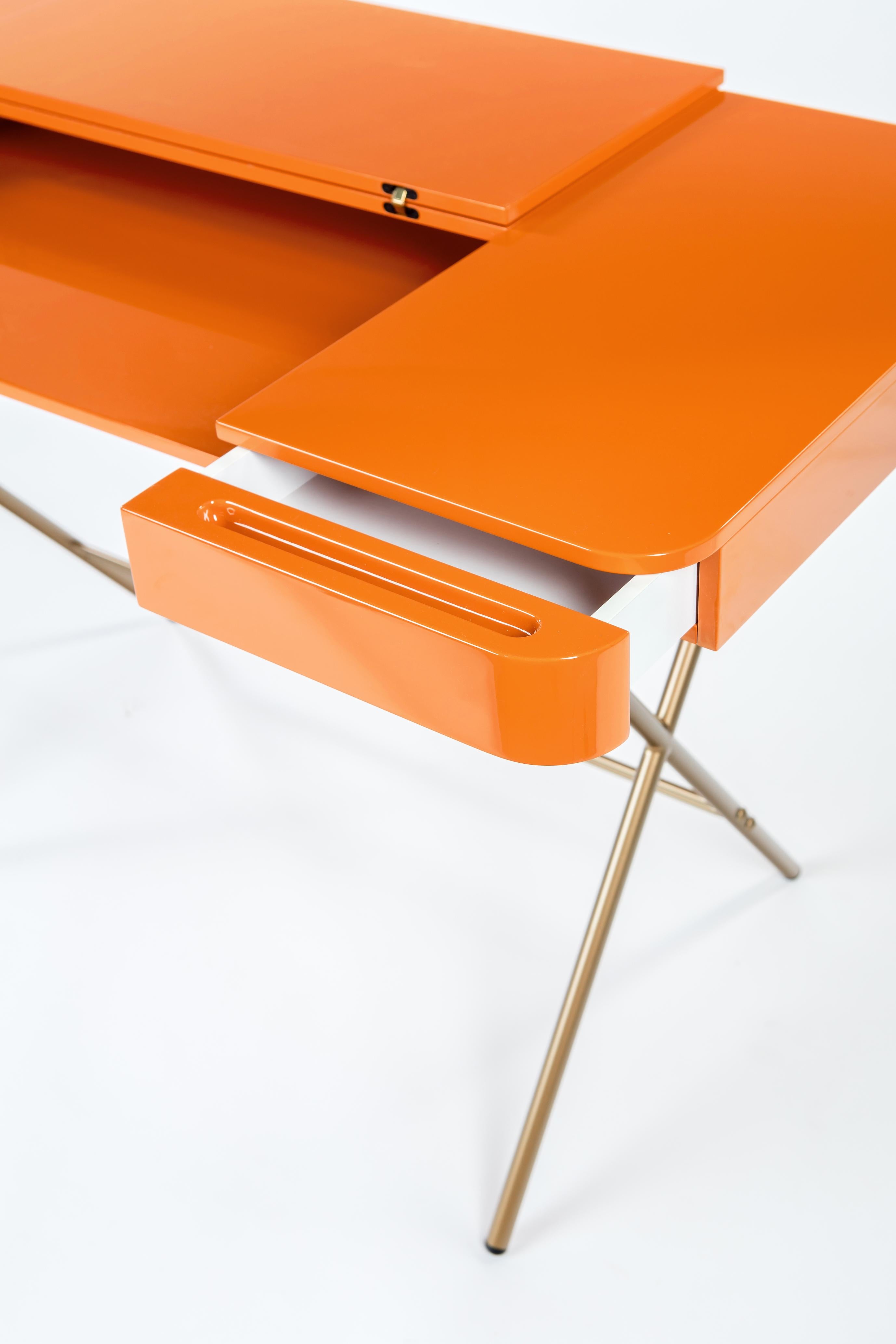 Adentro Cosimo Desk design Marco Zanuso jr Orange glossy top & golden base.  In New Condition For Sale In PARIS, FR