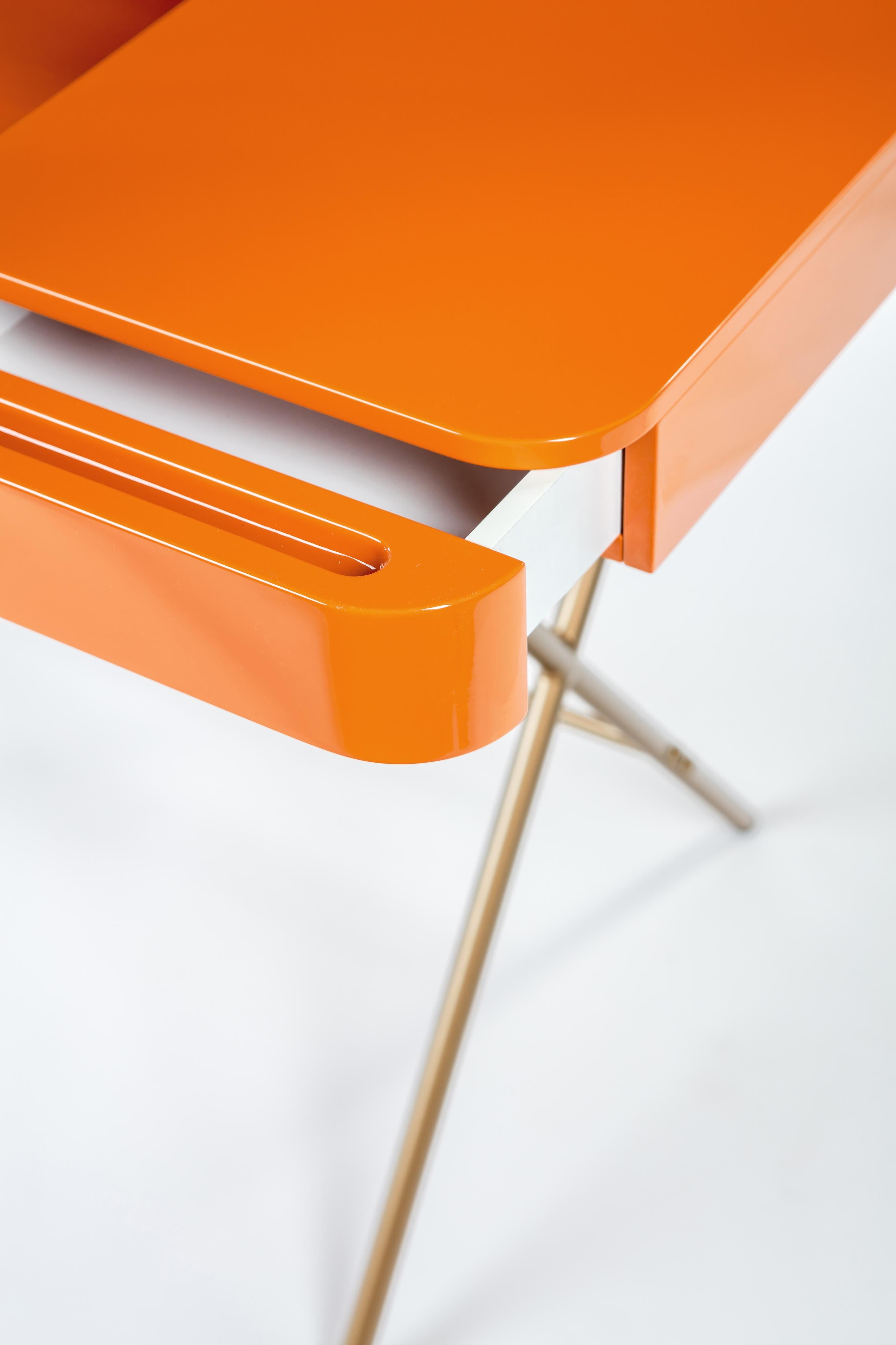 Adentro Cosimo Schreibtischdesign Marco Zanuso jr Orange glänzende Platte & goldener Sockel.  (21. Jahrhundert und zeitgenössisch) im Angebot