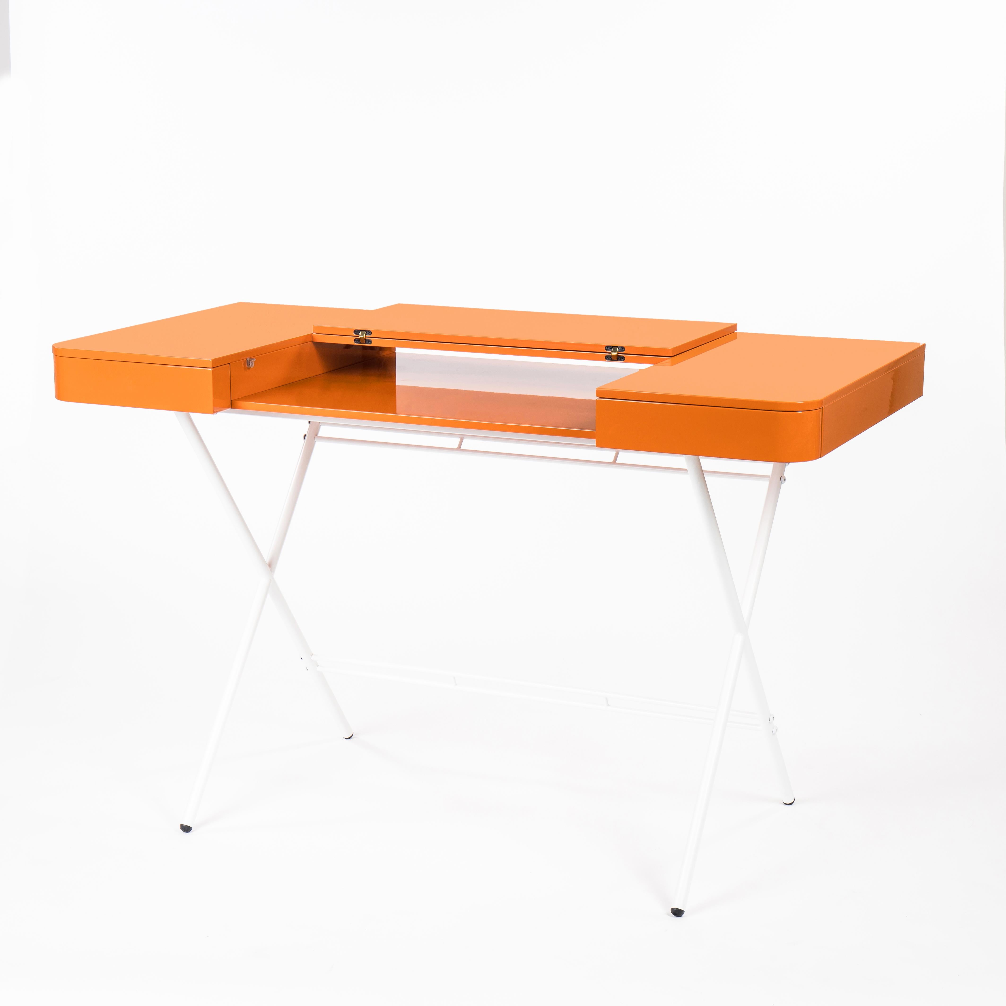 Modern Adentro Cosimo Desk design Marco Zanuso jr Orange glossy top & white base.  For Sale