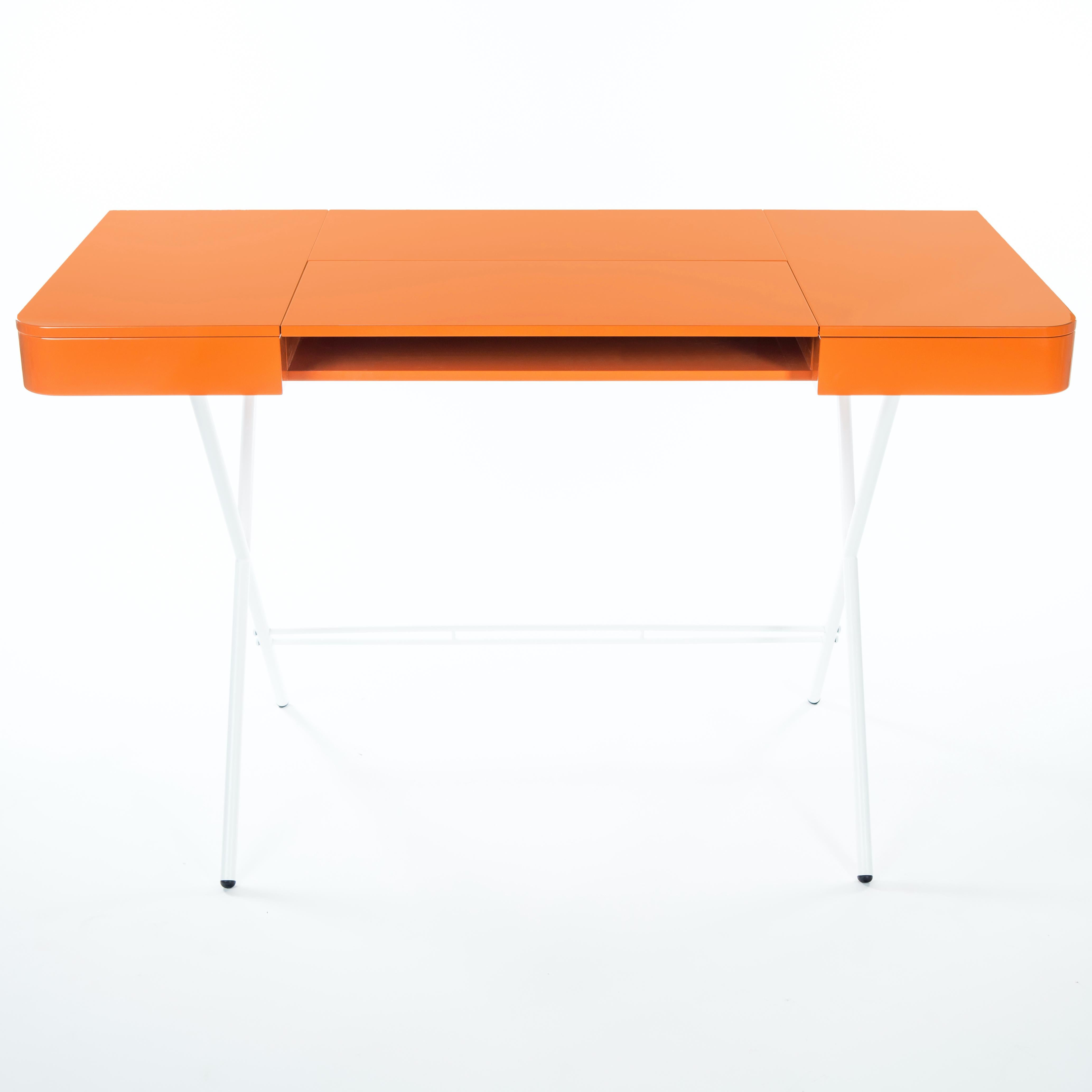 Adentro Cosimo Schreibtischdesign Marco Zanuso jr Orange glänzende Platte & weißer Sockel.  (Lackiert) im Angebot