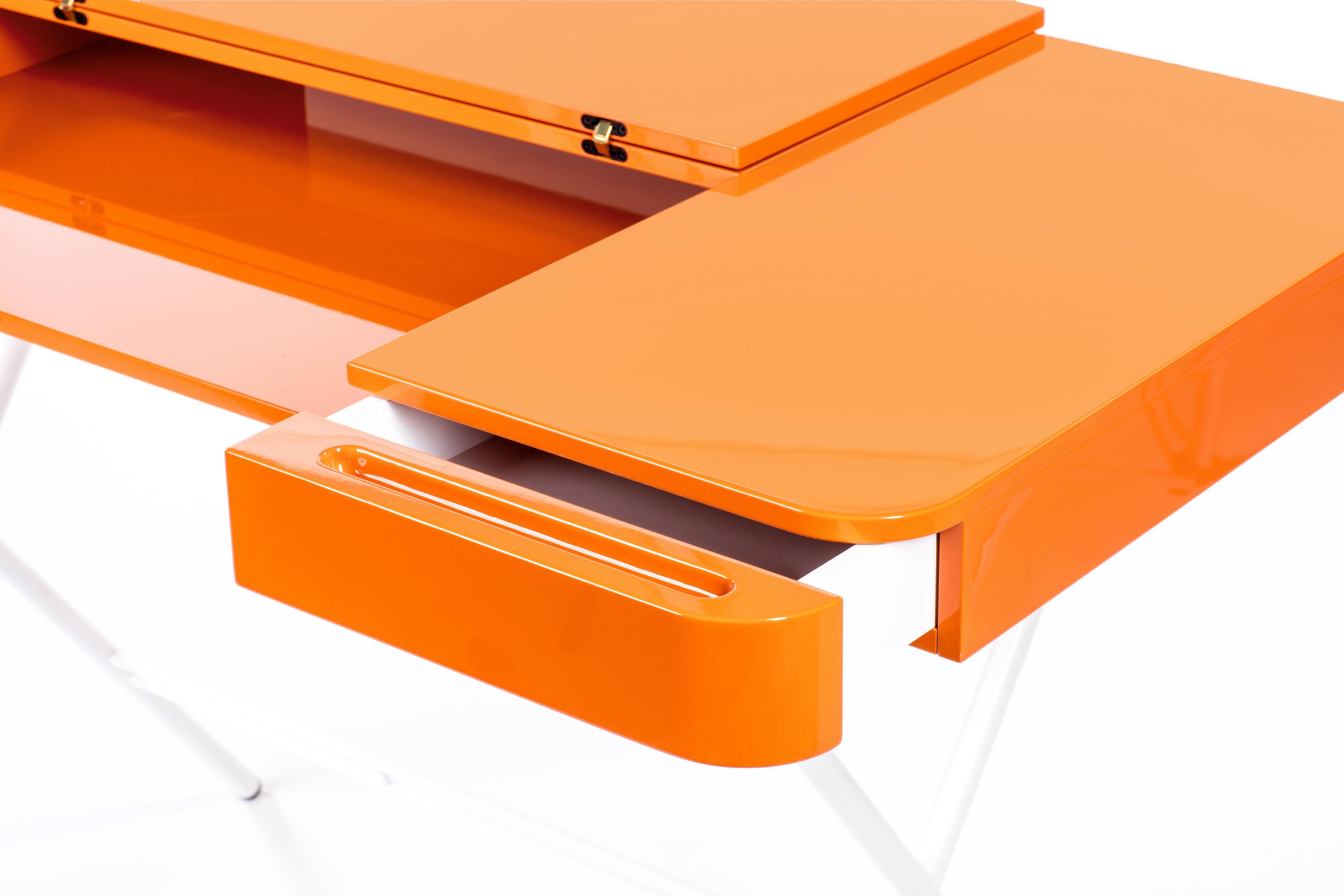 Adentro Cosimo Desk design Marco Zanuso jr Orange glossy top & white base.  In New Condition For Sale In PARIS, FR