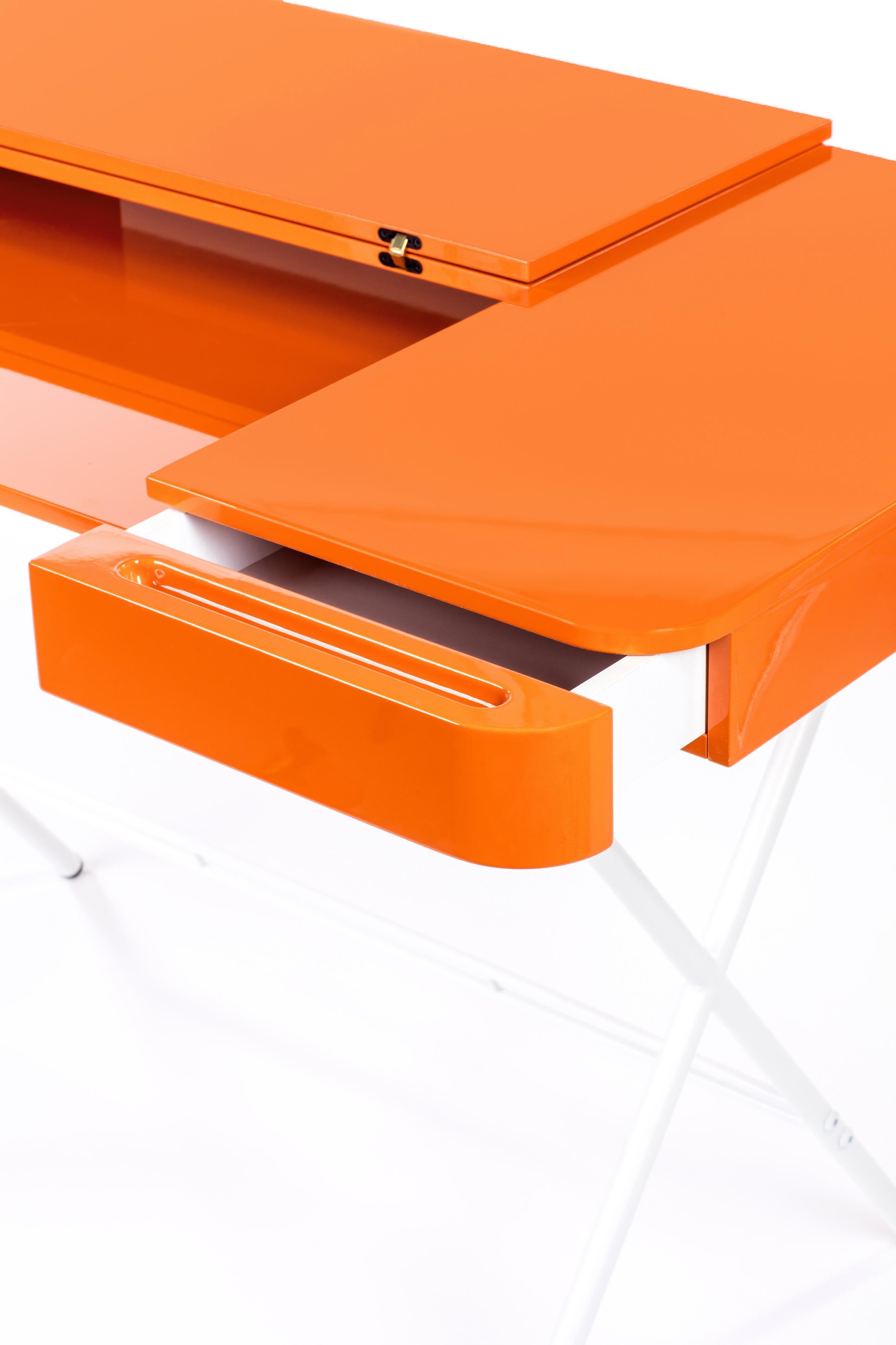 Contemporary Adentro Cosimo Desk design Marco Zanuso jr Orange glossy top & white base.  For Sale