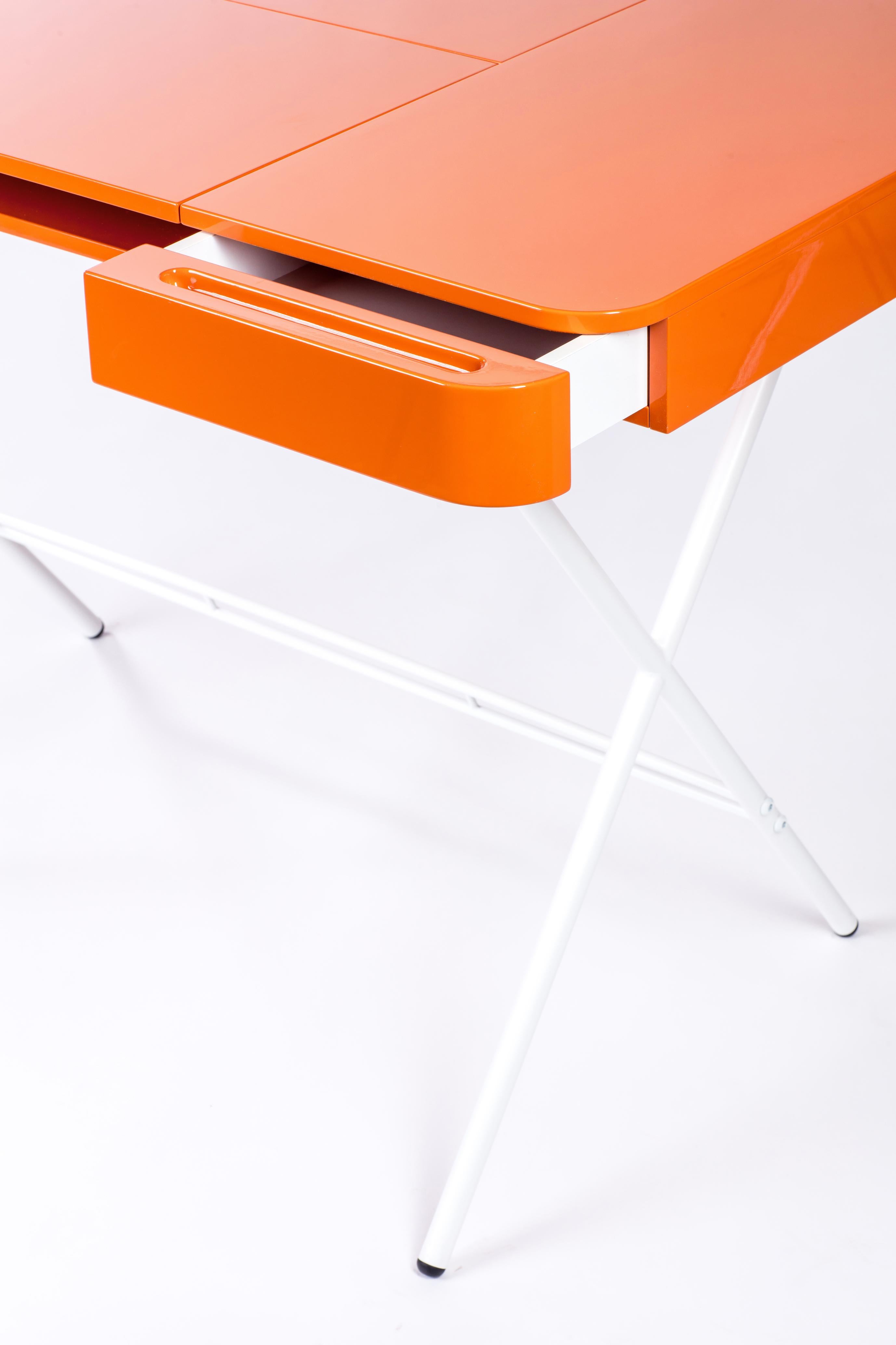 Adentro Cosimo Desk design Marco Zanuso jr Orange glossy top & white base.  For Sale 1