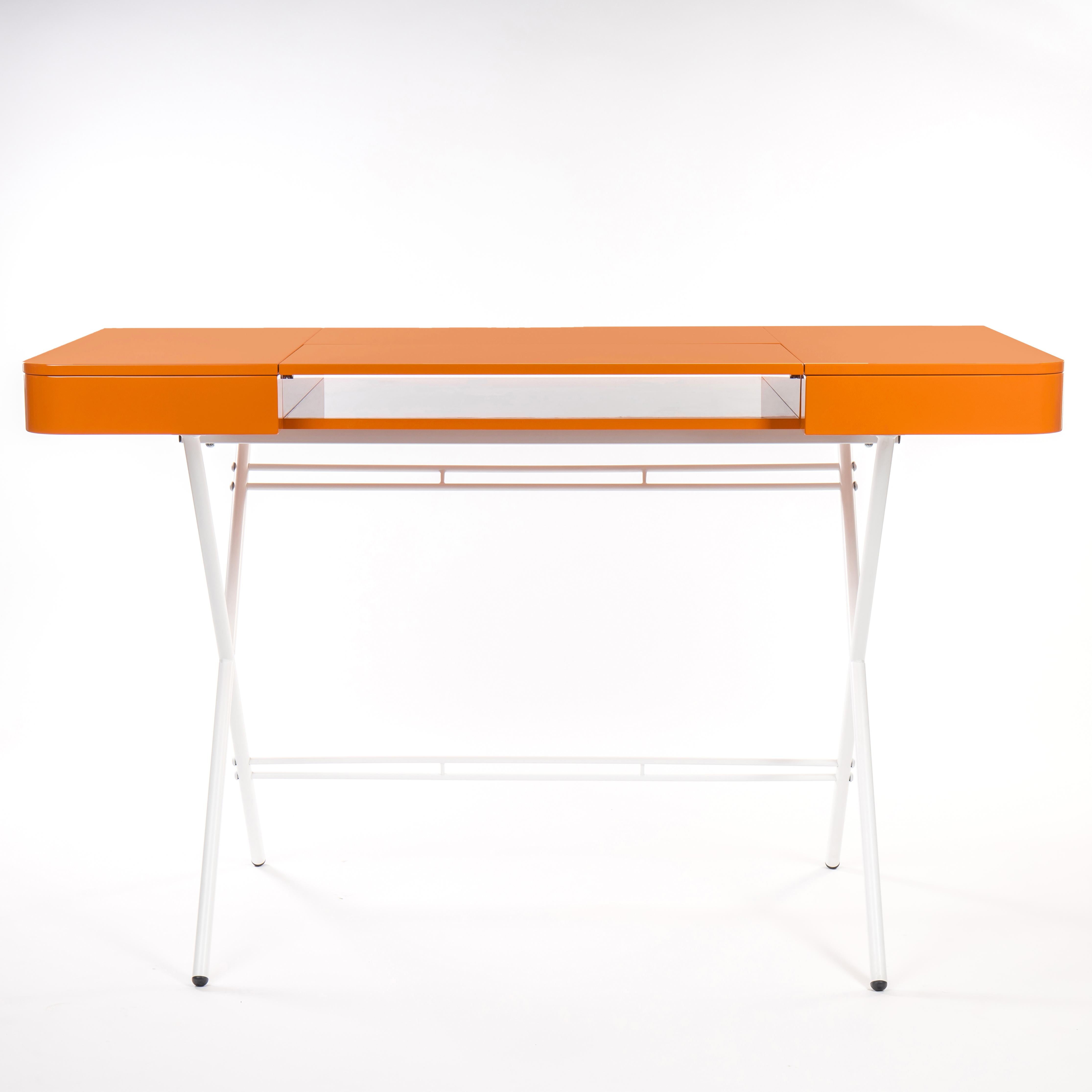 Adentro Cosimo Desk design Marco Zanuso jr Orange glossy top & white base.  For Sale