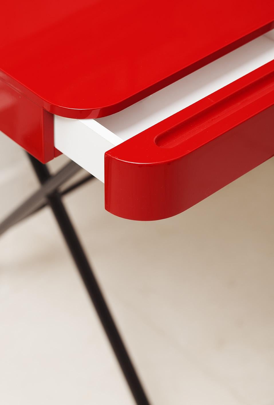Adentro Cosimo Desk design Marco Zanuso jr Red glossy top & bronze base.  For Sale 3