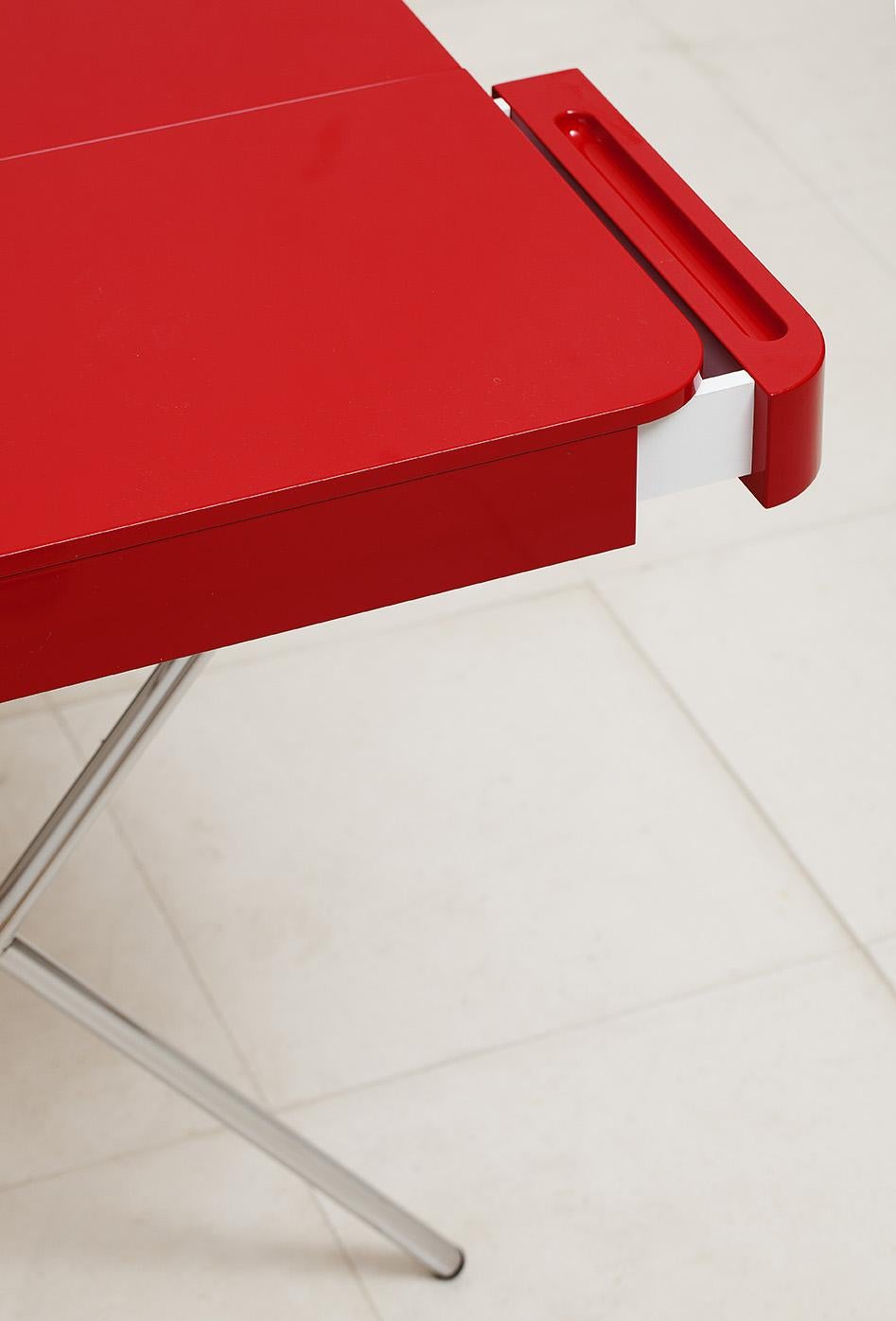 Adentro Cosimo Desk design Marco Zanuso jr Red glossy top & chrome base.  For Sale 10