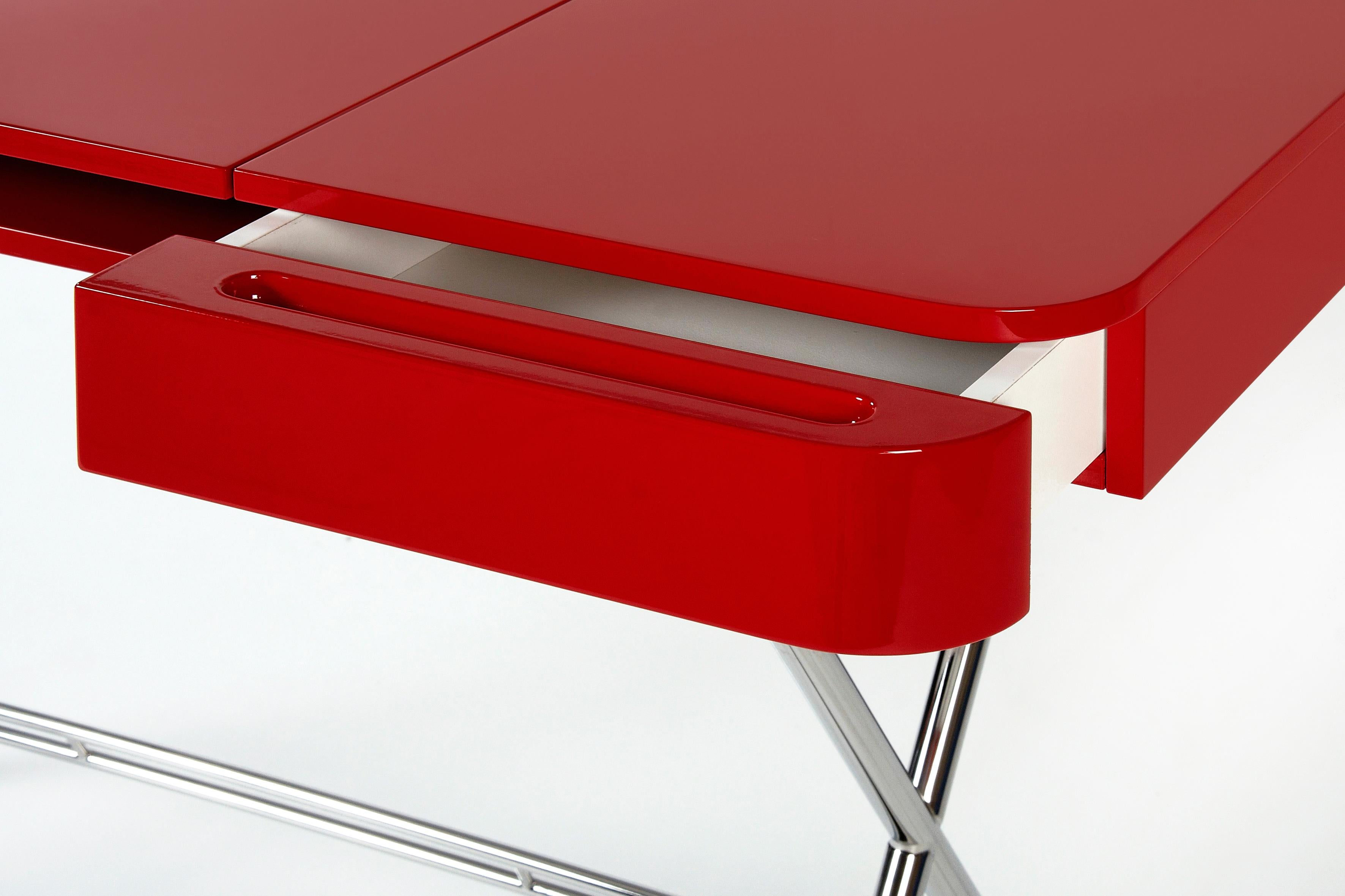 Adentro Cosimo Schreibtischdesign Marco Zanuso jr Rot glänzende Platte & Chromsockel.  im Angebot 1
