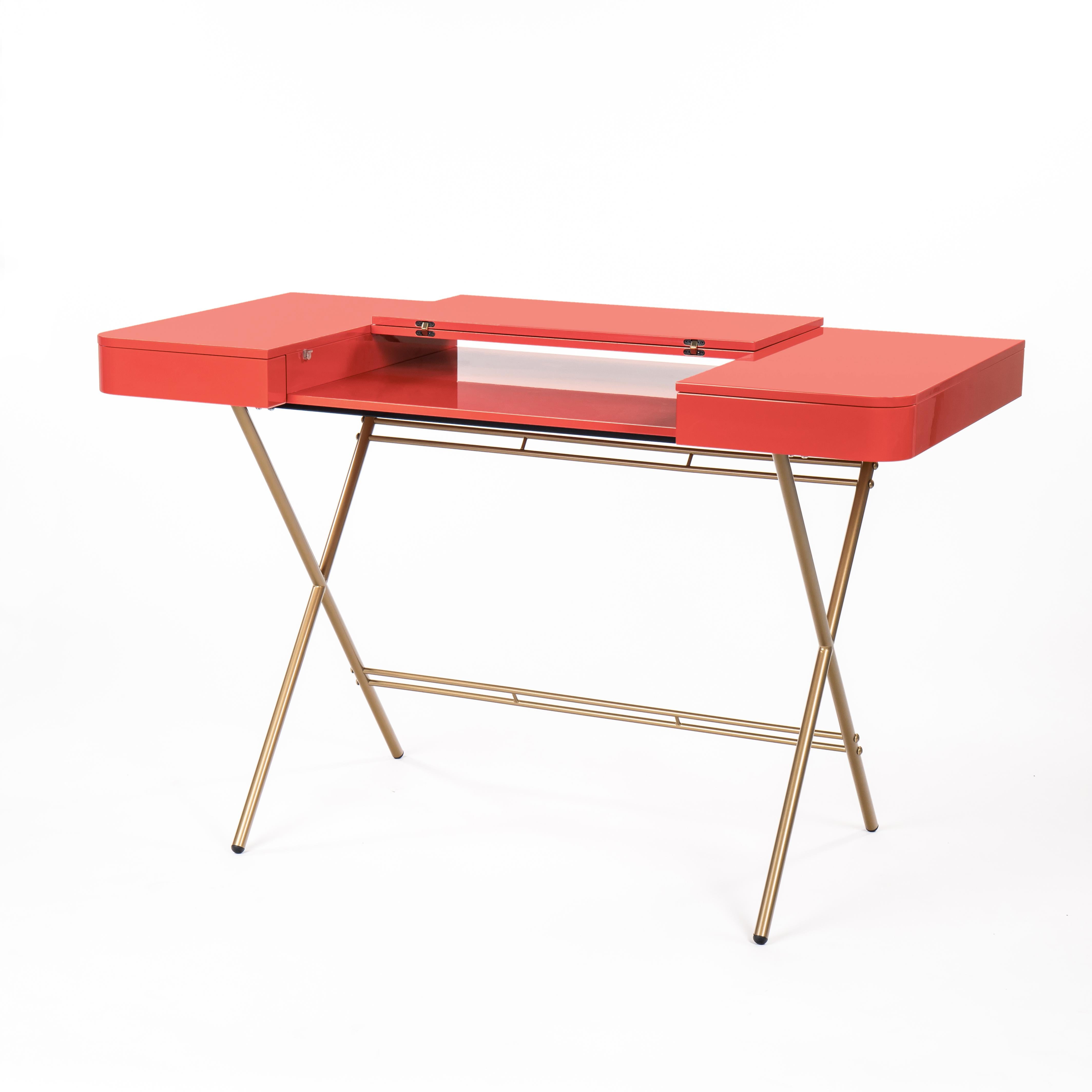 French Adentro Cosimo Desk design Marco Zanuso jr Red glossy top & golden base.  For Sale