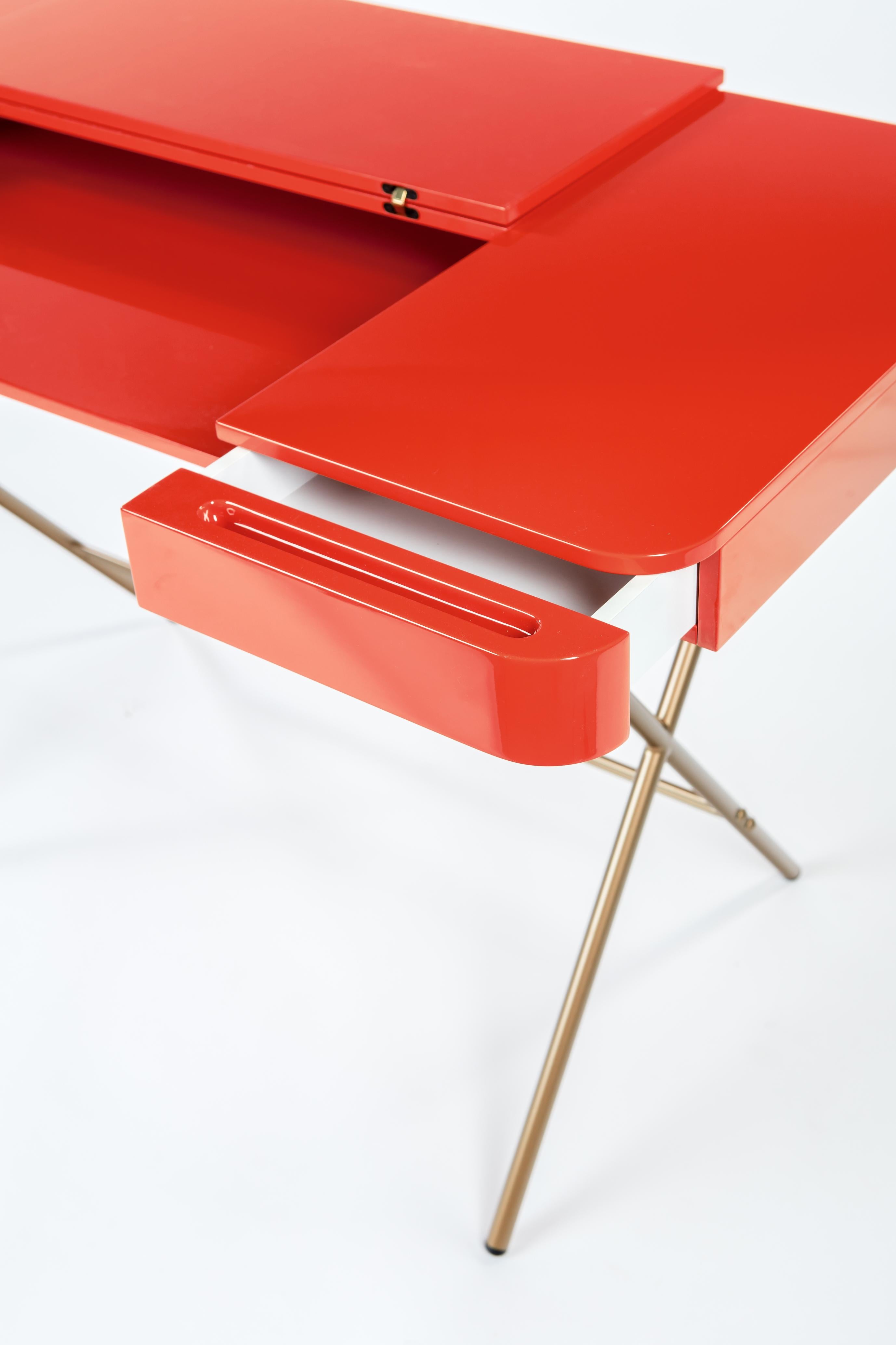 Adentro Cosimo Desk design Marco Zanuso jr Red glossy top & golden base.  In New Condition For Sale In PARIS, FR