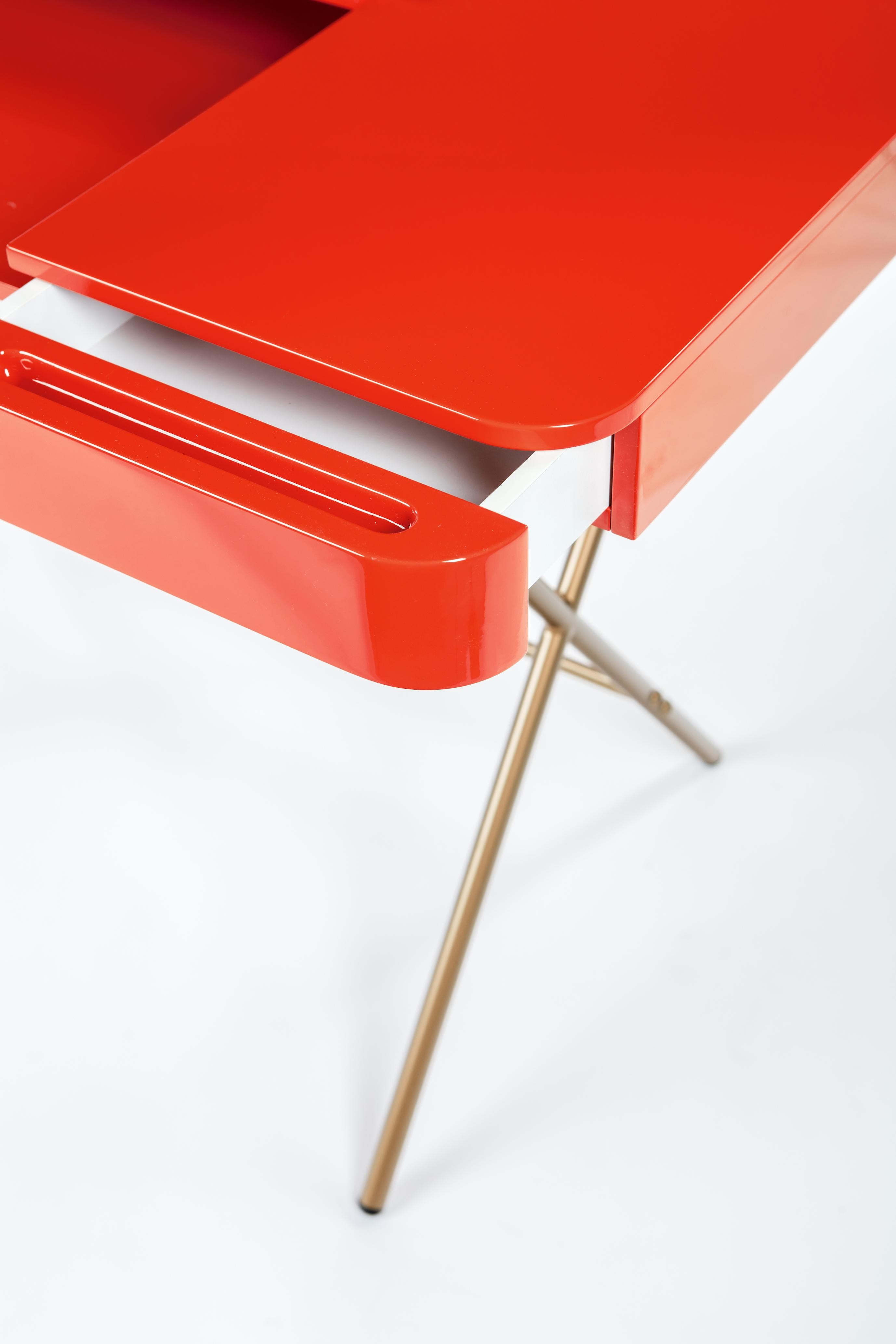 Adentro Cosimo Schreibtischdesign Marco Zanuso jr Rotes glänzendes Oberteil und goldener Sockel.  (21. Jahrhundert und zeitgenössisch) im Angebot