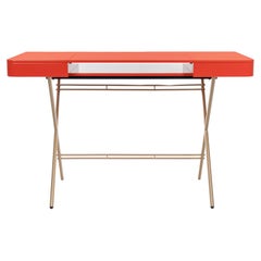 Escritorio Adentro Cosimo diseño Marco Zanuso jr Tablero rojo brillante y base dorada.