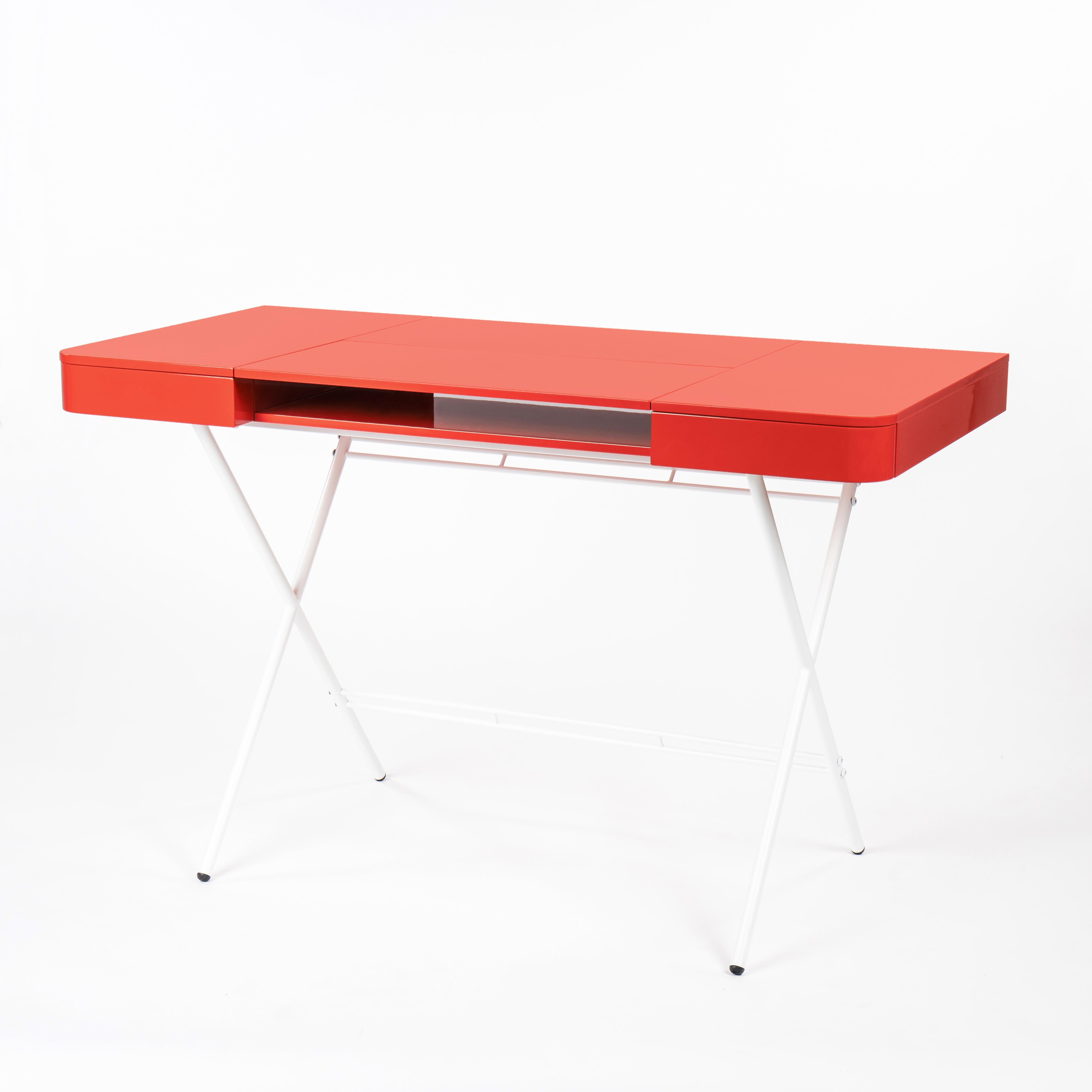 Adentro Cosimo Schreibtischdesign Marco Zanuso jr Rot glänzende Platte & weißer Sockel.  (Moderne) im Angebot