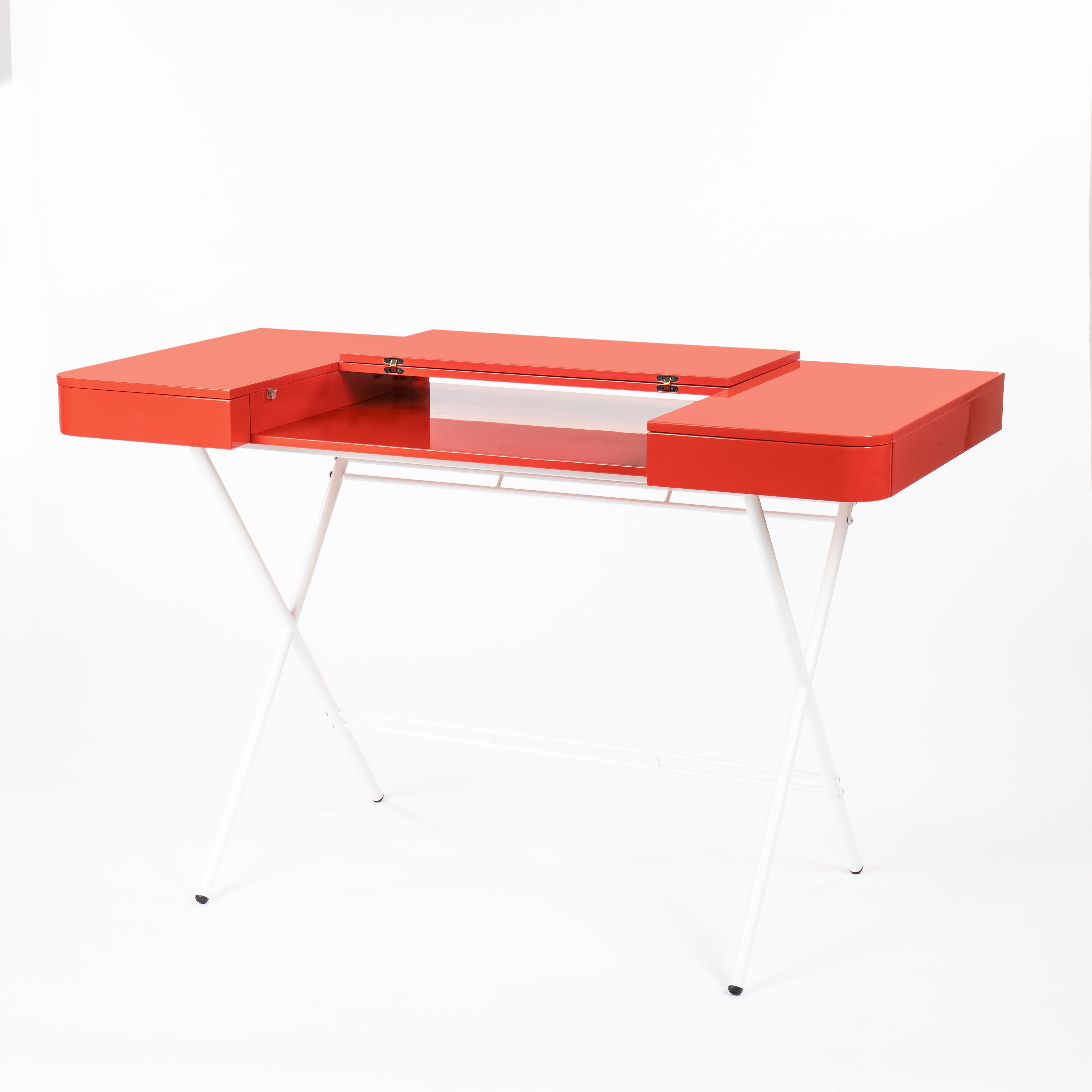 Adentro Cosimo Schreibtischdesign Marco Zanuso jr Rot glänzende Platte & weißer Sockel.  (Lackiert) im Angebot