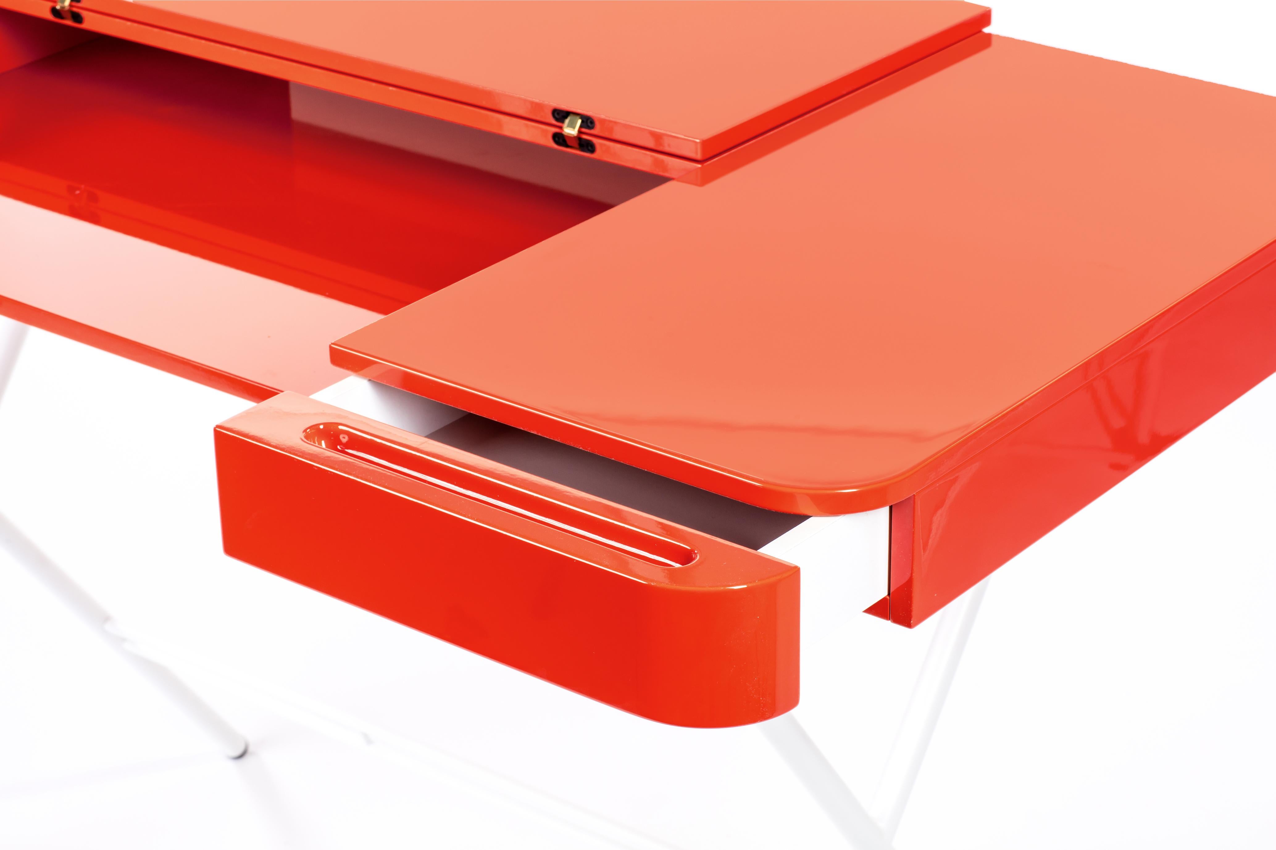 Adentro Cosimo Desk design Marco Zanuso jr Red glossy top & white base.  In New Condition For Sale In PARIS, FR