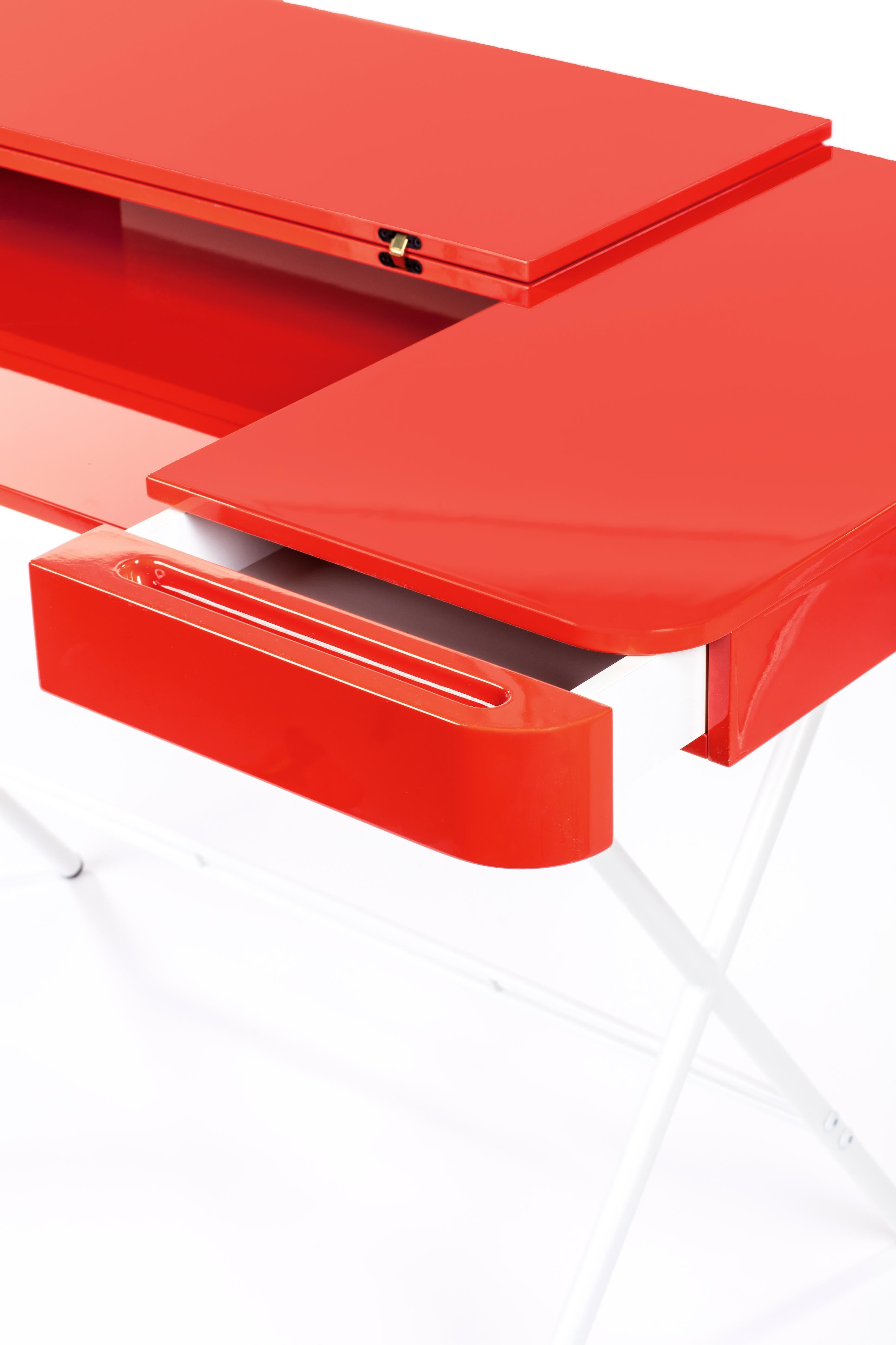 Adentro Cosimo Schreibtischdesign Marco Zanuso jr Rot glänzende Platte & weißer Sockel.  (21. Jahrhundert und zeitgenössisch) im Angebot