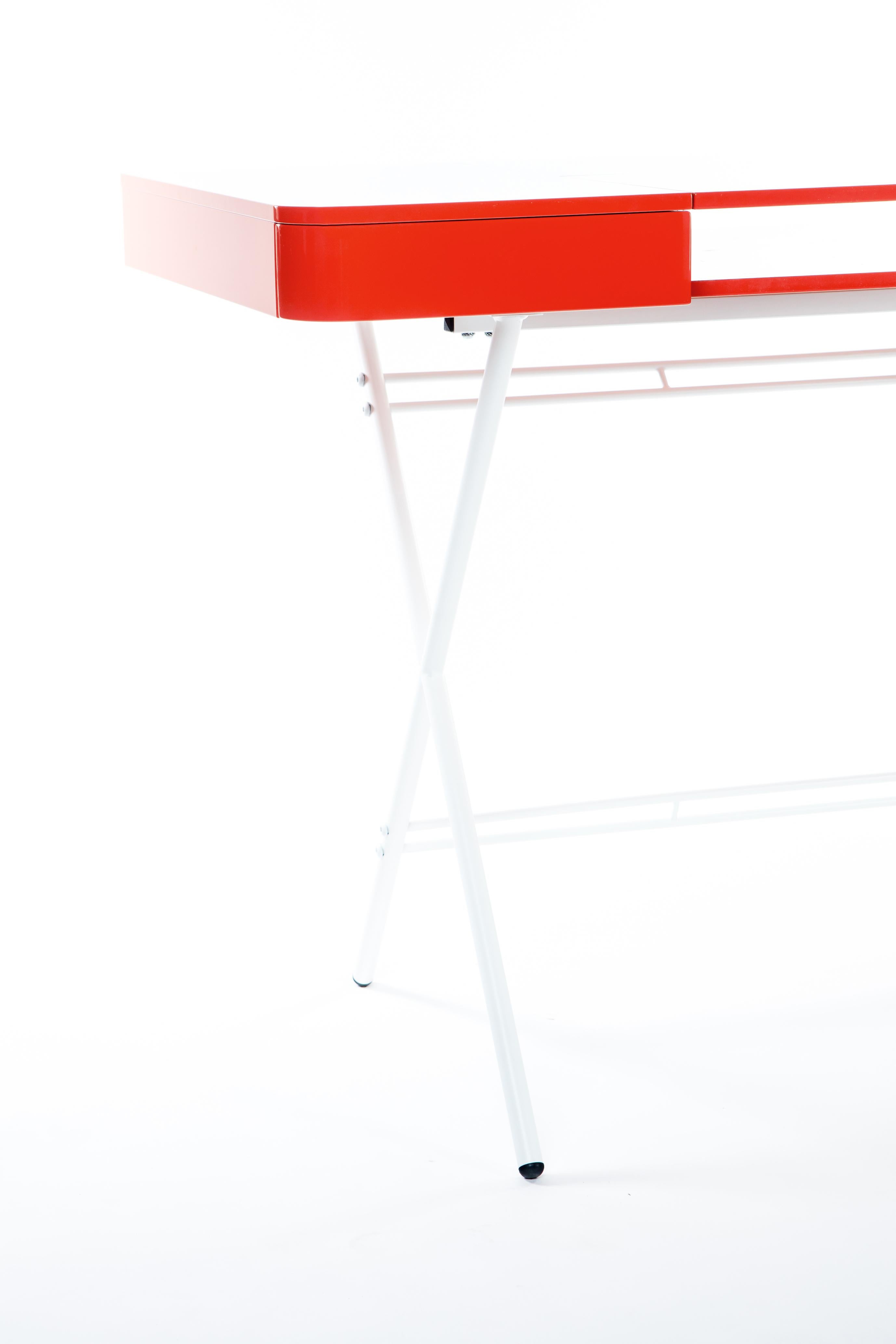 Metal Adentro Cosimo Desk design Marco Zanuso jr Red glossy top & white base.  For Sale